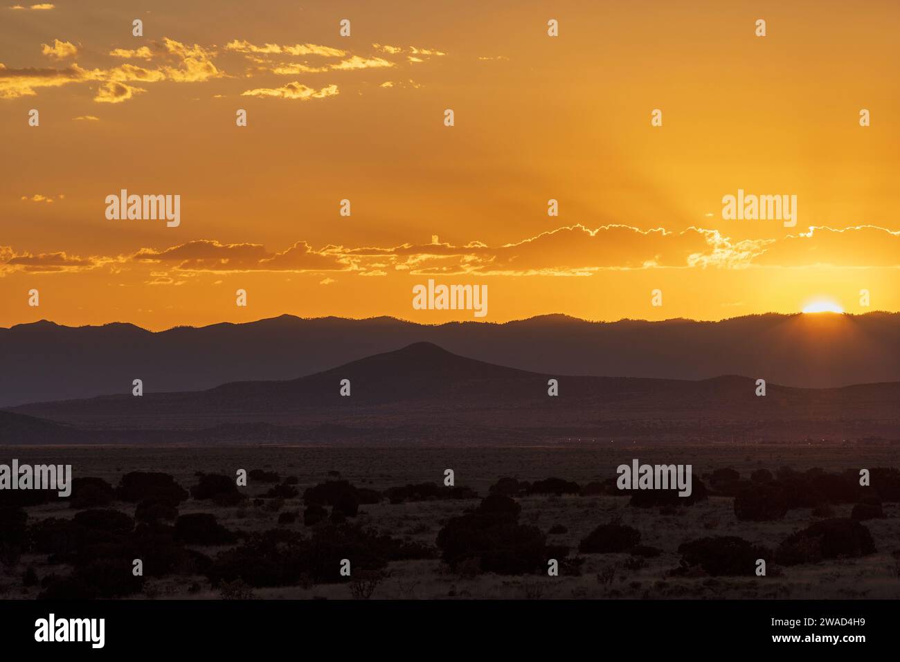 USA, New Mexico, Santa Fe, Hochwüstenlandschaft bei Sonnenuntergang Stockfoto