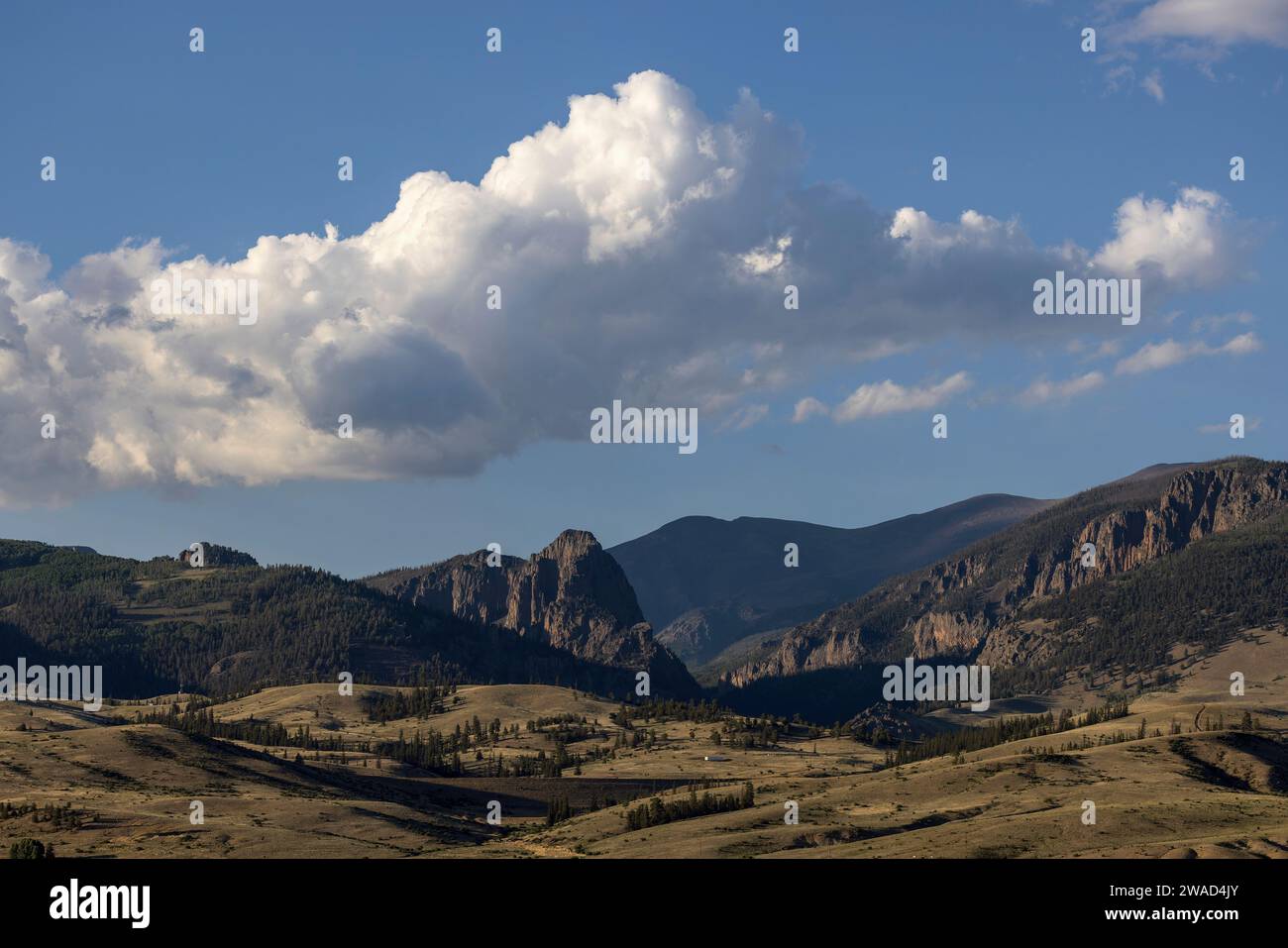USA, Colorado, Creede, Puffy Wolken über den San Juan Mountains an sonnigen Tagen Stockfoto