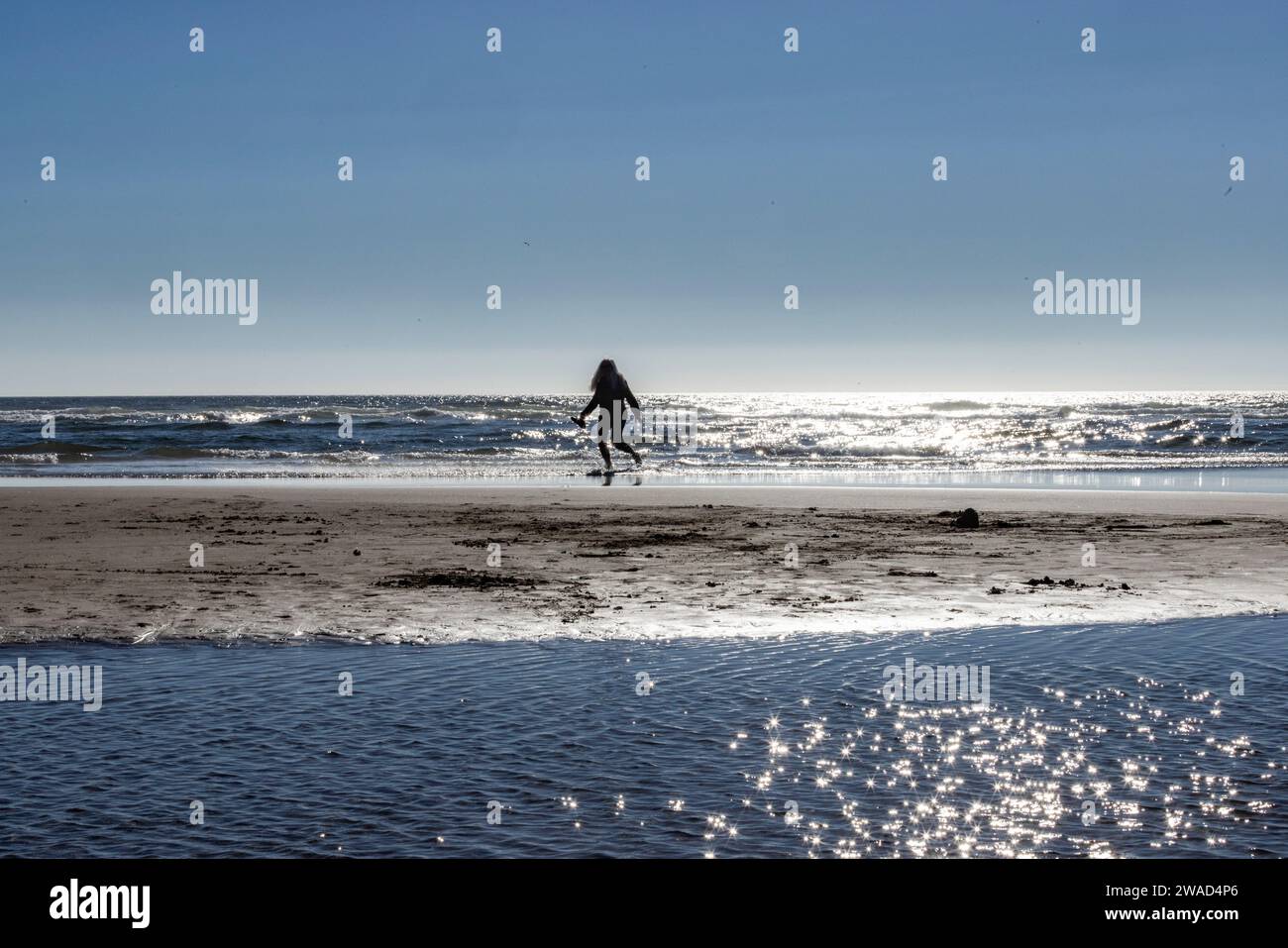 USA, Oregon, Silhouette der Frau am Cannon Beach Stockfoto