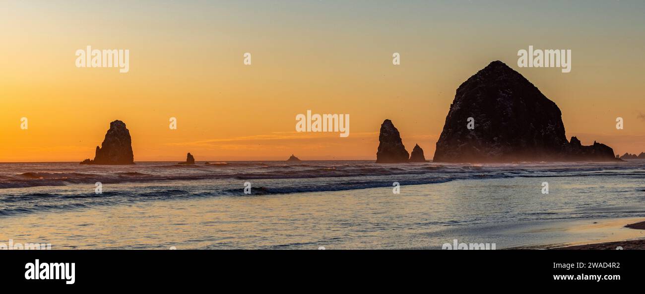 USA, Oregon, Silhouette des Haystack Rock am Cannon Beach bei Sonnenuntergang Stockfoto