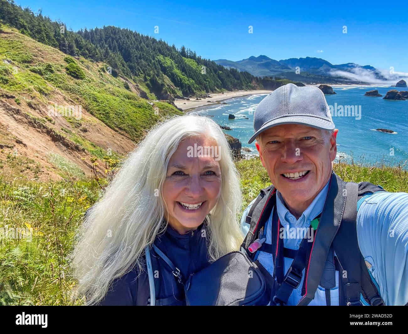 USA, Oregon, Seniorenpaar posiert für Selfie in der Nähe von Cannon Beach Stockfoto