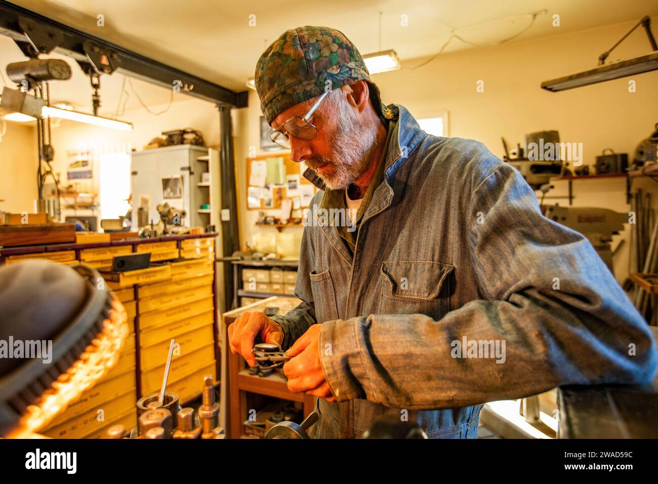 Ein leitender Handwerker aus Holz und Metall arbeitet in der Werkstatt mit Werkzeugen Stockfoto
