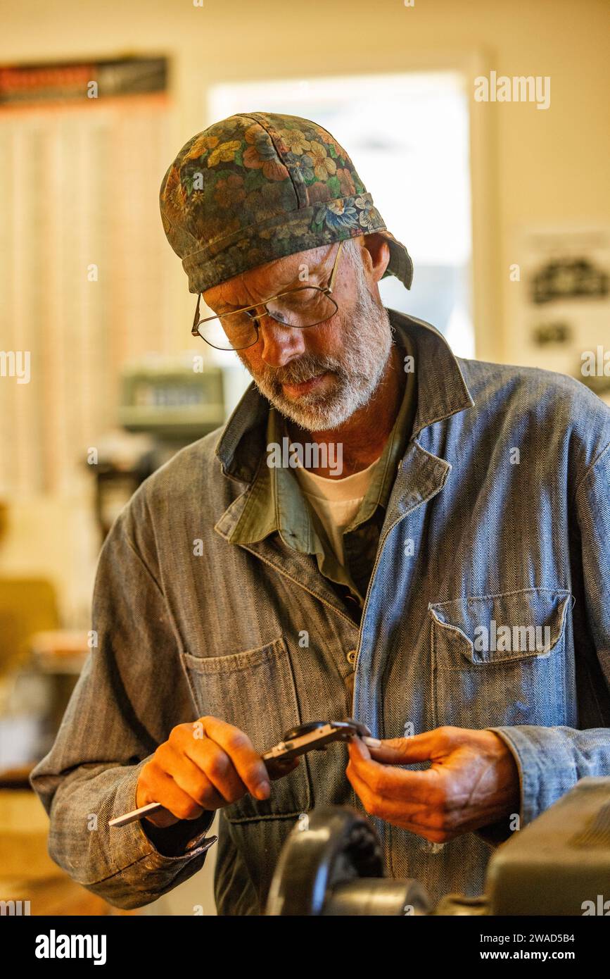 Ein leitender Handwerker aus Holz und Metall arbeitet in der Werkstatt mit Werkzeugen Stockfoto