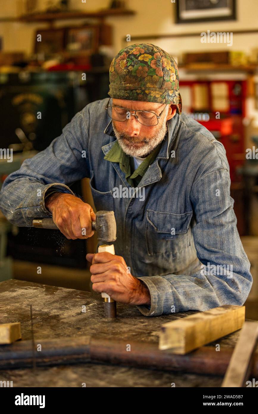 Ein leitender Handwerker aus Holz und Metall arbeitet in der Werkstatt mit Werkzeugen Stockfoto