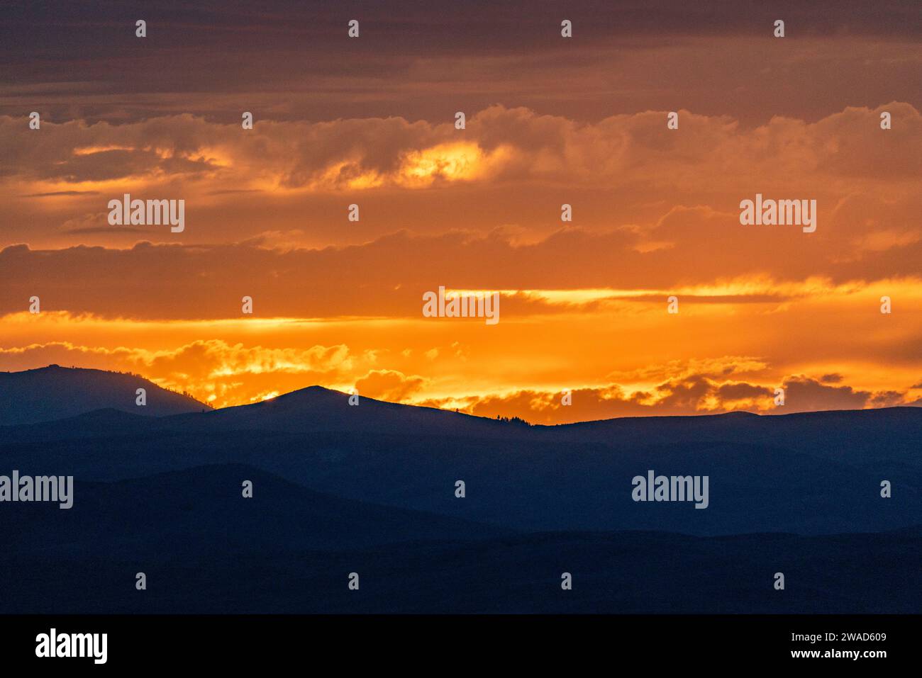 Wunderschöner Sonnenuntergang über Silhouetten der Berge Stockfoto