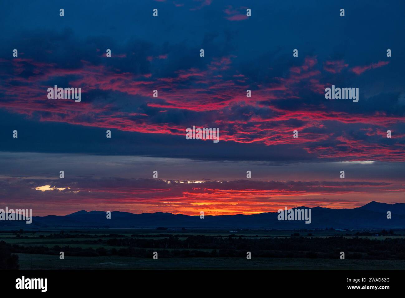 Wunderschöner Sonnenuntergang über Silhouetten der Berge Stockfoto