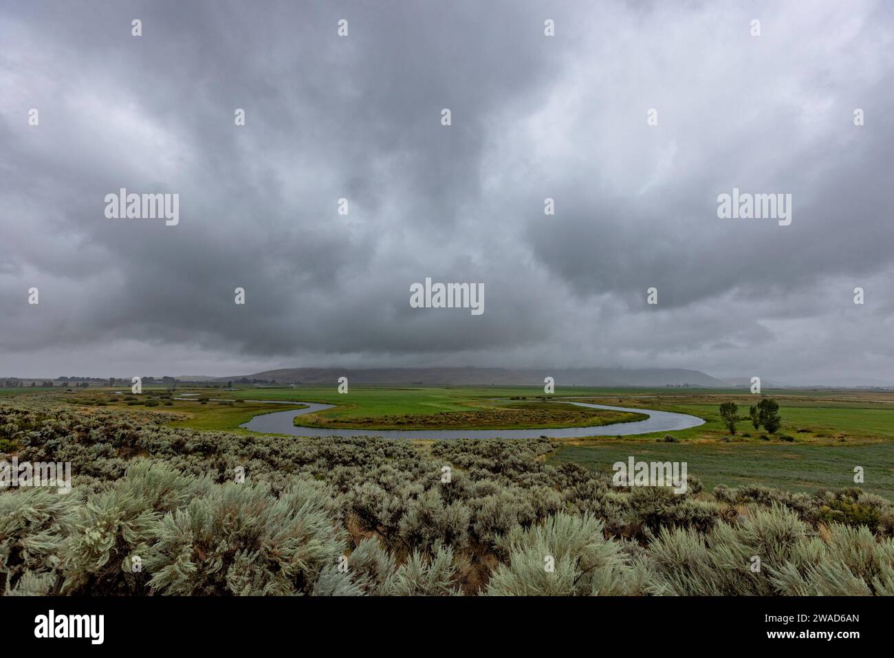 Starke Sturmwolken über der Ochsenbogenbeuge Stockfoto
