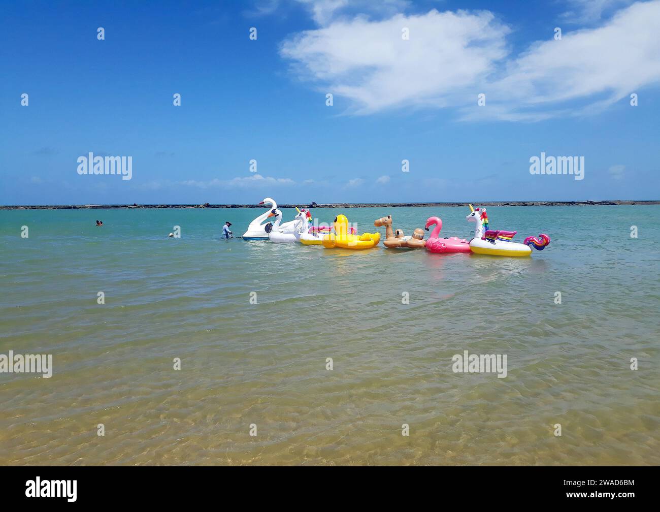 Maceió, Brasilien, 5. Oktober 2023. Bojen für Touristen, am Strand von Barra de São Miguel, im Bundesstaat Alagoas in der nordöstlichen Region von B Stockfoto