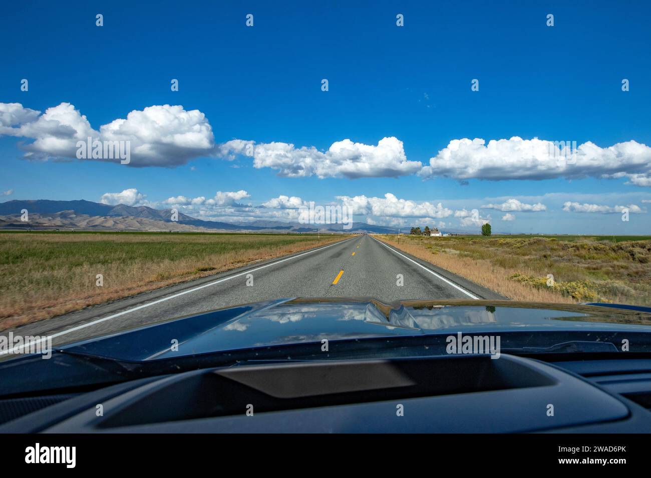 USA, Idaho, Fairfield, ländliche Landschaft vom Auto aus gesehen auf dem Highway 20 Stockfoto