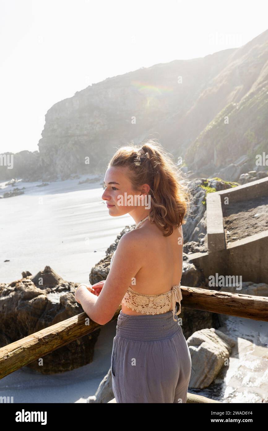 Südafrika, Hermanus, Teenager-Mädchen (16-17) mit Blick auf das Meer im Walker Bay Nature Reserve Stockfoto