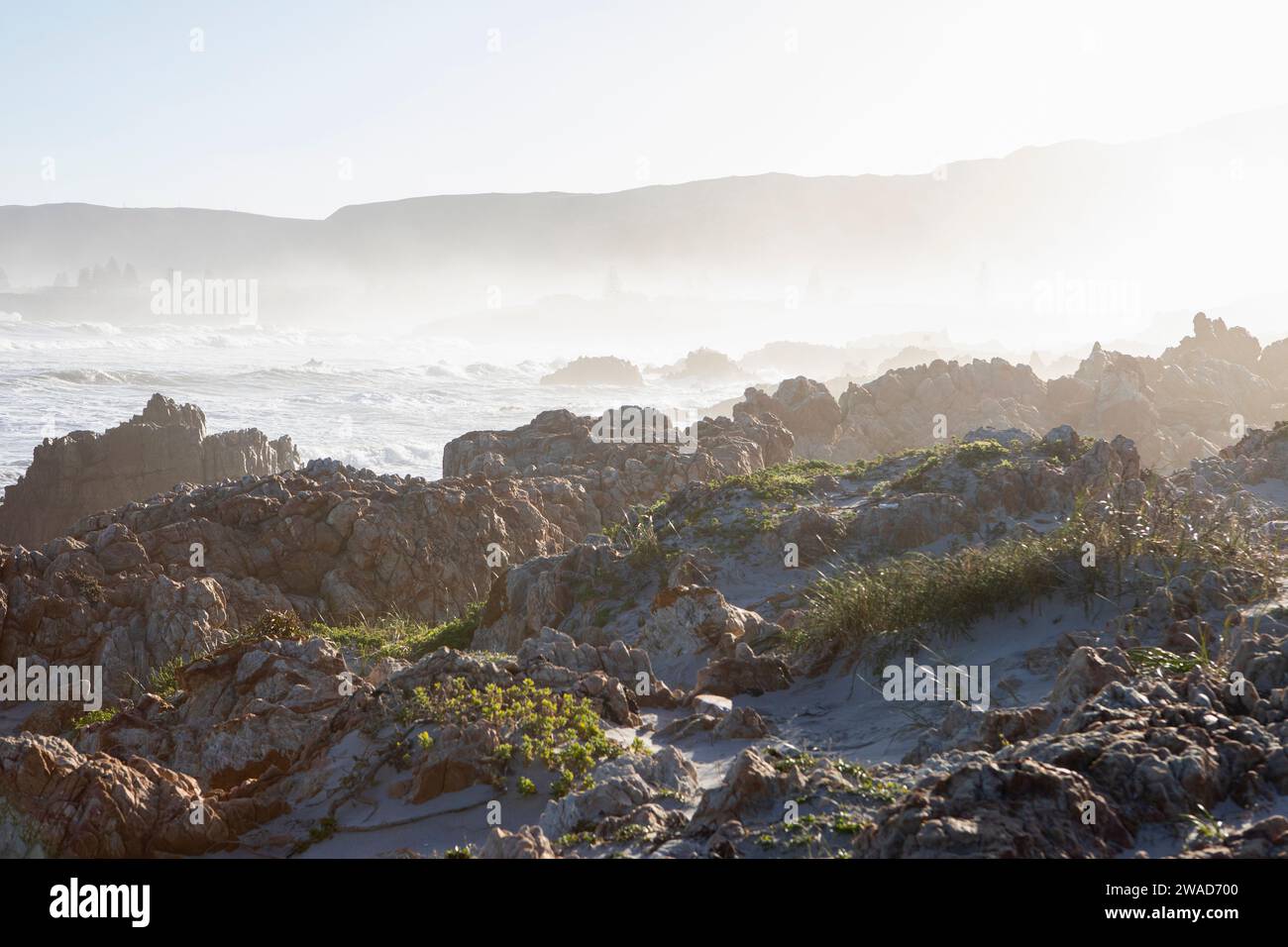 Südafrika, Hermanus, Wellen, die gegen die felsige Küste am Kammabaai Beach krachen Stockfoto