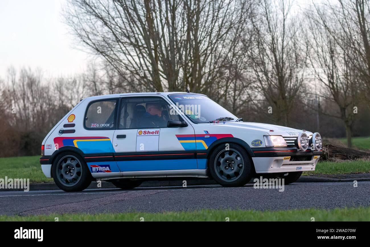 Stony Stratford, Großbritannien, 1. Januar 2024. 1990 weißes Peugeot 205 Fließheck-Auto kommt in Stony Stratford für den jährlichen Neujahrstag-Oldtimer und -Klassiker an Stockfoto