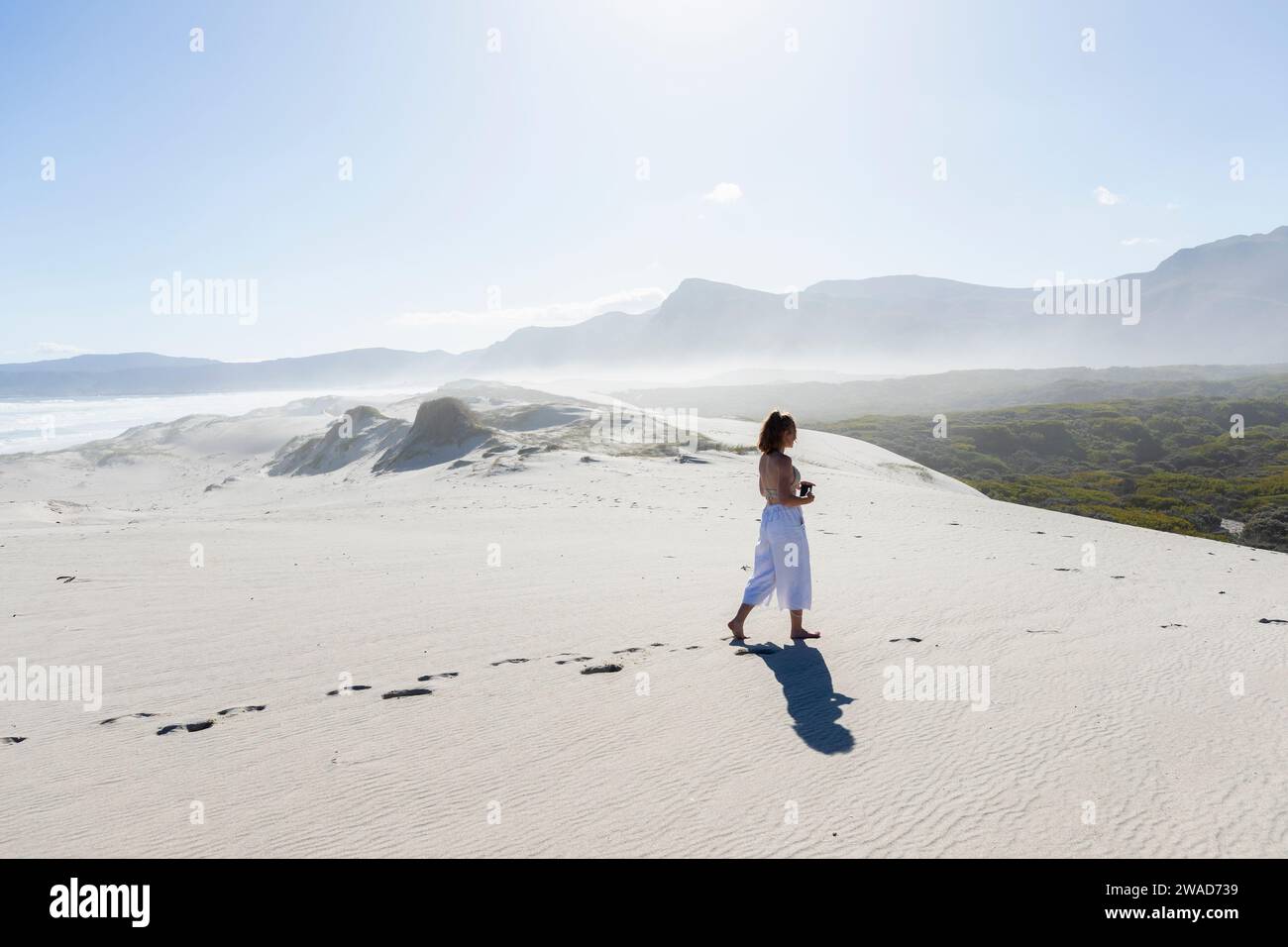 Südafrika, Hermanus, Teenager Mädchen (16-17), das den Strand im Walker Bay Nature Reserve erforscht Stockfoto