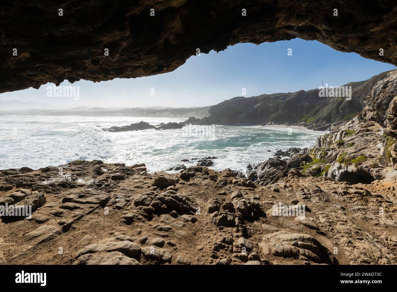 Südafrika, Hermanus, Meer und felsige Küste im Walker Bay Nature Reserve Stockfoto