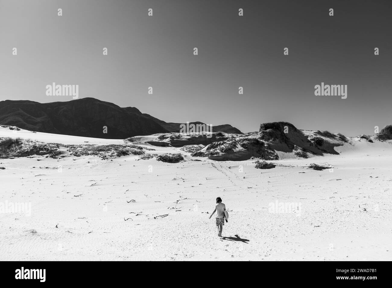 Südafrika, Junge (10-11) mit Surfbrett im Walker Bay Nature Reserve Stockfoto