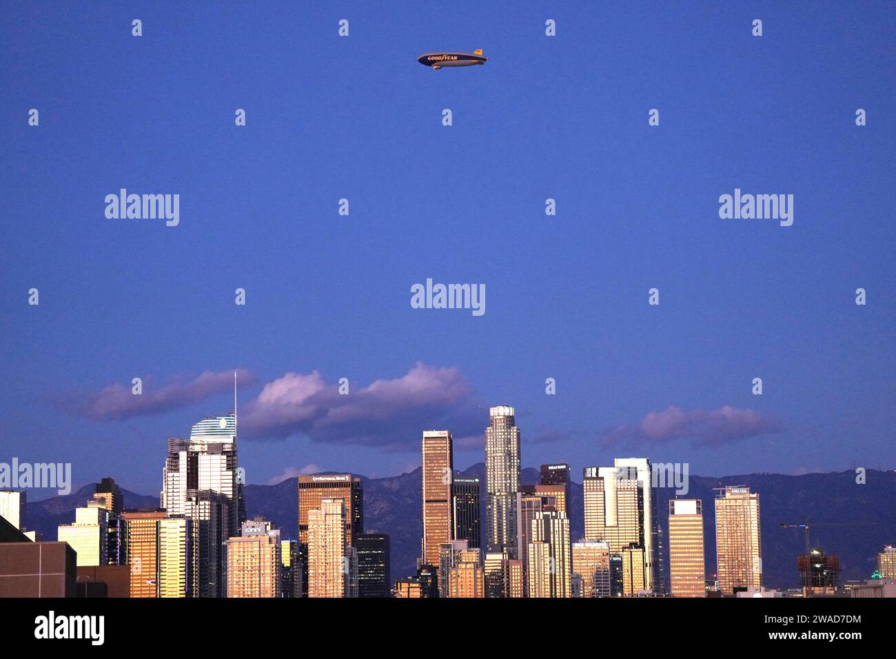 Der Goodyear Blimp Wingfoot Three (N3A) fliegt am Mittwoch, den 3. Januar 2024 über die Skyline von Los Angeles. Stockfoto