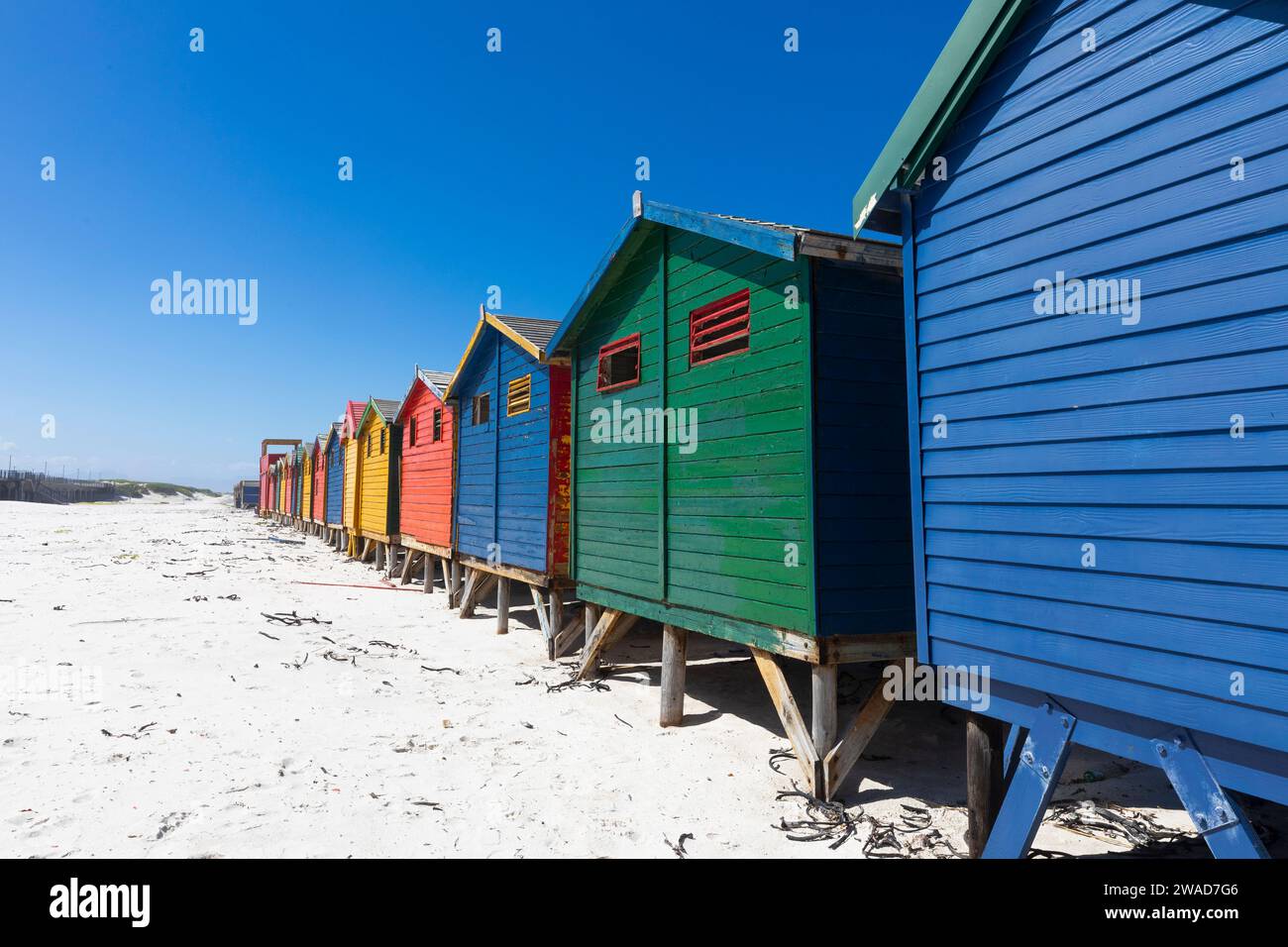 Südafrika, Muizenberg, Reihe farbenfroher Strandhütten am Muizenberg Beach Stockfoto
