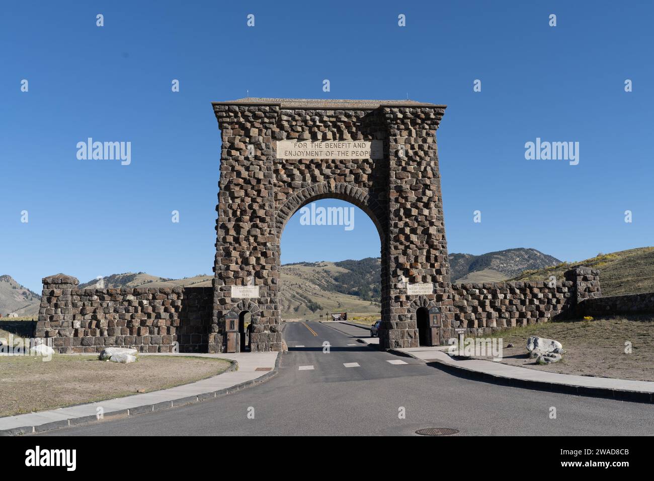 Historischer Roosevelt Arch am Nordeingang des Yellowstone National Park, Gardiner Montana Stockfoto