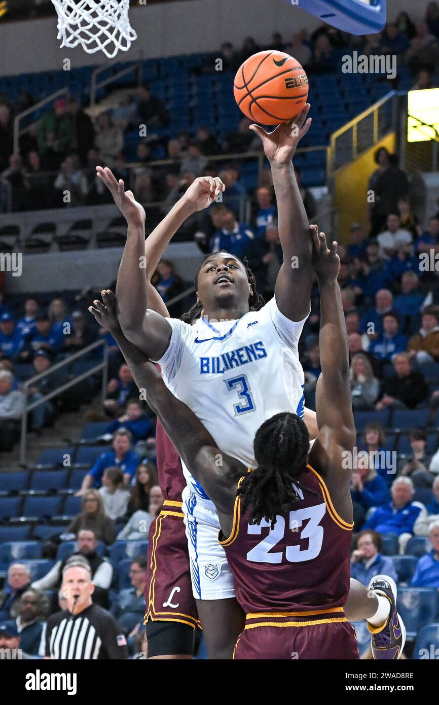 3. JANUAR 2024: Saint Louis Billikens Stürmer Bradley Ezewiro (3) trifft gegen Loyola (Il) Ramblers Stürmer Philip Alston (23) in einem regulären Saisonspiel, bei dem die Loyola Chicago Ramblers die Saint Louis Billikens besuchten. In der Chaifetz Arena in St. Louis, MO am Mittwoch, den 03. Januar 2024 Richard Ulreich/CSM Stockfoto