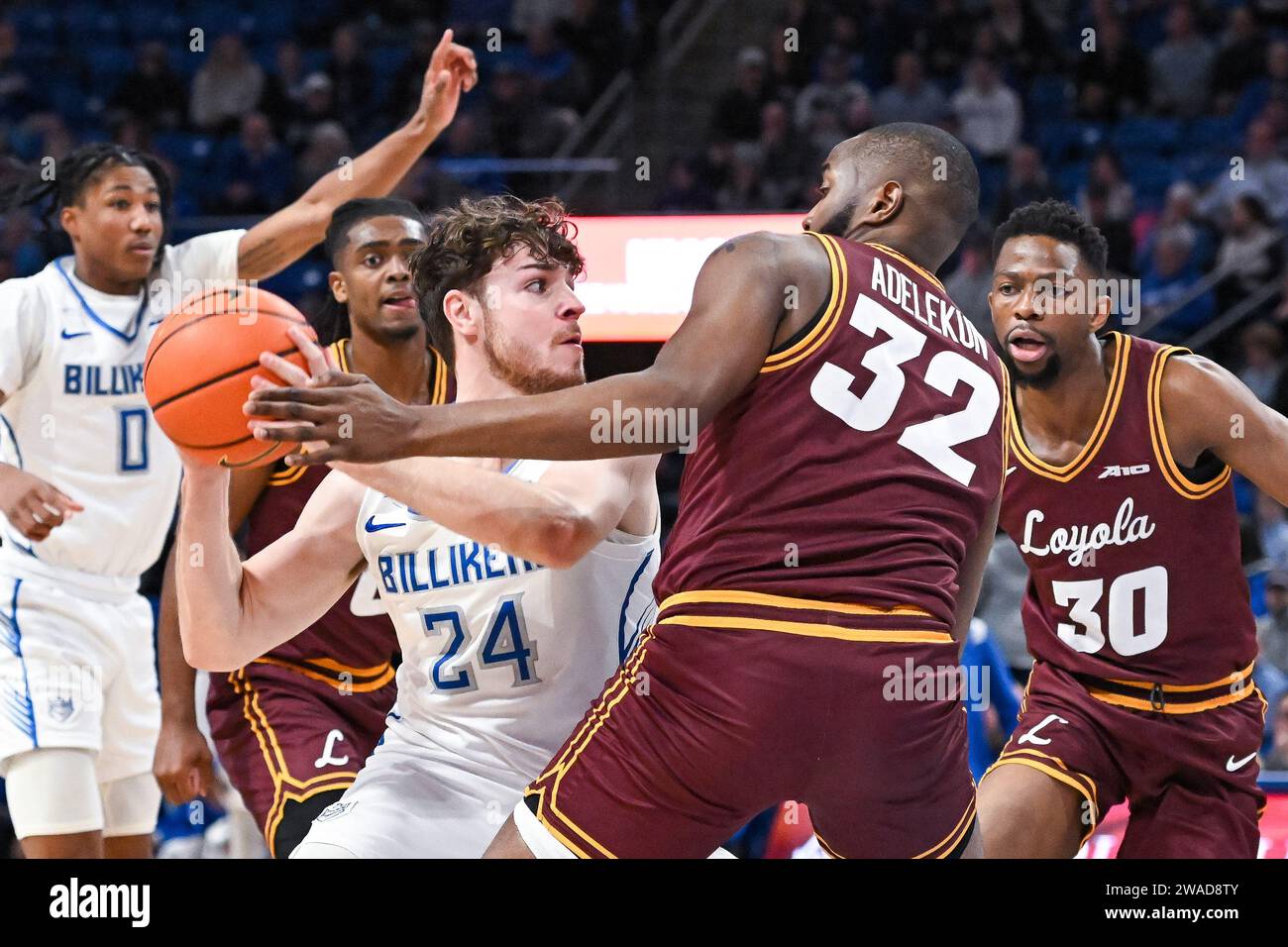 3. JANUAR 2024: Gibson Jimerson (24) sucht ein Spiel gegen die Verteidigung von Loyola (Il) Ramblers Forward Dame Adelekun (32) in einem regulären Saisonspiel, bei dem die Loyola Chicago Ramblers die Saint Louis Billikens besuchten. In der Chaifetz Arena in St. Louis, MO am Mittwoch, 03. Januar 2024 Richard Ulreich/CSM (Credit Image: © Richard Ulreich/Cal Sport Media) (Credit Image: © Richard Ulreich/Cal Sport Media) Stockfoto