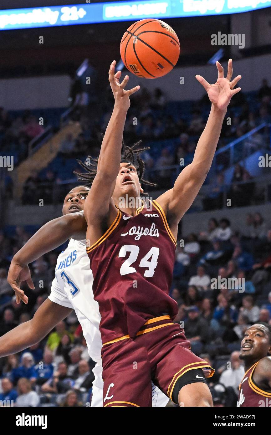 3. JANUAR 2024: Loyola (Il) Ramblers Center Miles Rubin (24) holt sich den Rückstoß, nachdem Saint Louis Billikens Stürmer Bradley Ezewiro (3) in einem regulären Saisonspiel, in dem die Loyola Chicago Ramblers die Saint Louis Billikens besuchten, den Rebound. In der Chaifetz Arena in St. Louis, MO am Mittwoch, den 03. Januar 2024 Richard Ulreich/CSM Stockfoto