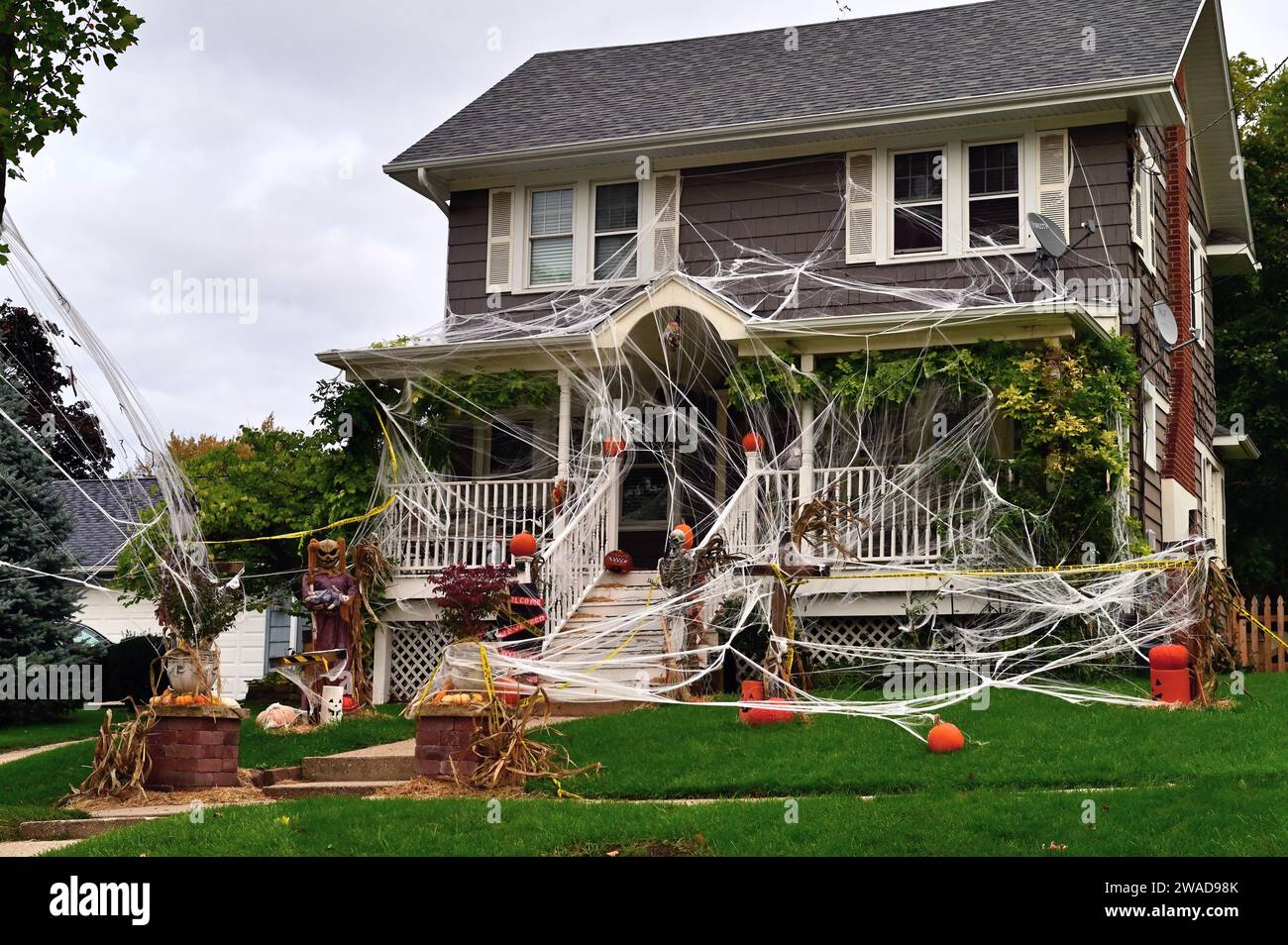 Glen Ellyn Illinois, USA. Es ist die Zeit des Jahres, in der Geister, Kobolde, Kürbisse, schwarze Katzen und Gartendekorationen in amerikanischen Häusern erscheinen. Stockfoto