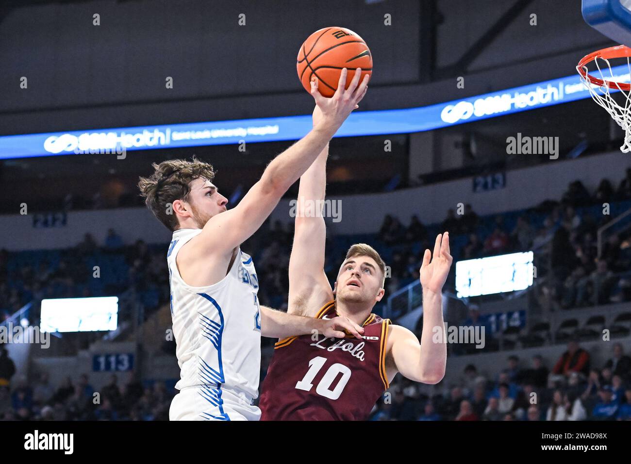3. JANUAR 2024: Gibson Jimerson (24), der Garant von Saint Louis Billikens, lässt den Schuss hinter dem Blockversuch von Loyola (Il) Ramblers Stürmer Tom Welch (10) in einem regulären Saisonspiel, bei dem die Loyola Chicago Ramblers die Saint Louis Billikens besuchten, stehen. In der Chaifetz Arena in St. Louis, MO am Mittwoch, 03. Januar 2024 Richard Ulreich/CSM (Credit Image: © Richard Ulreich/Cal Sport Media) (Credit Image: © Richard Ulreich/Cal Sport Media) Stockfoto