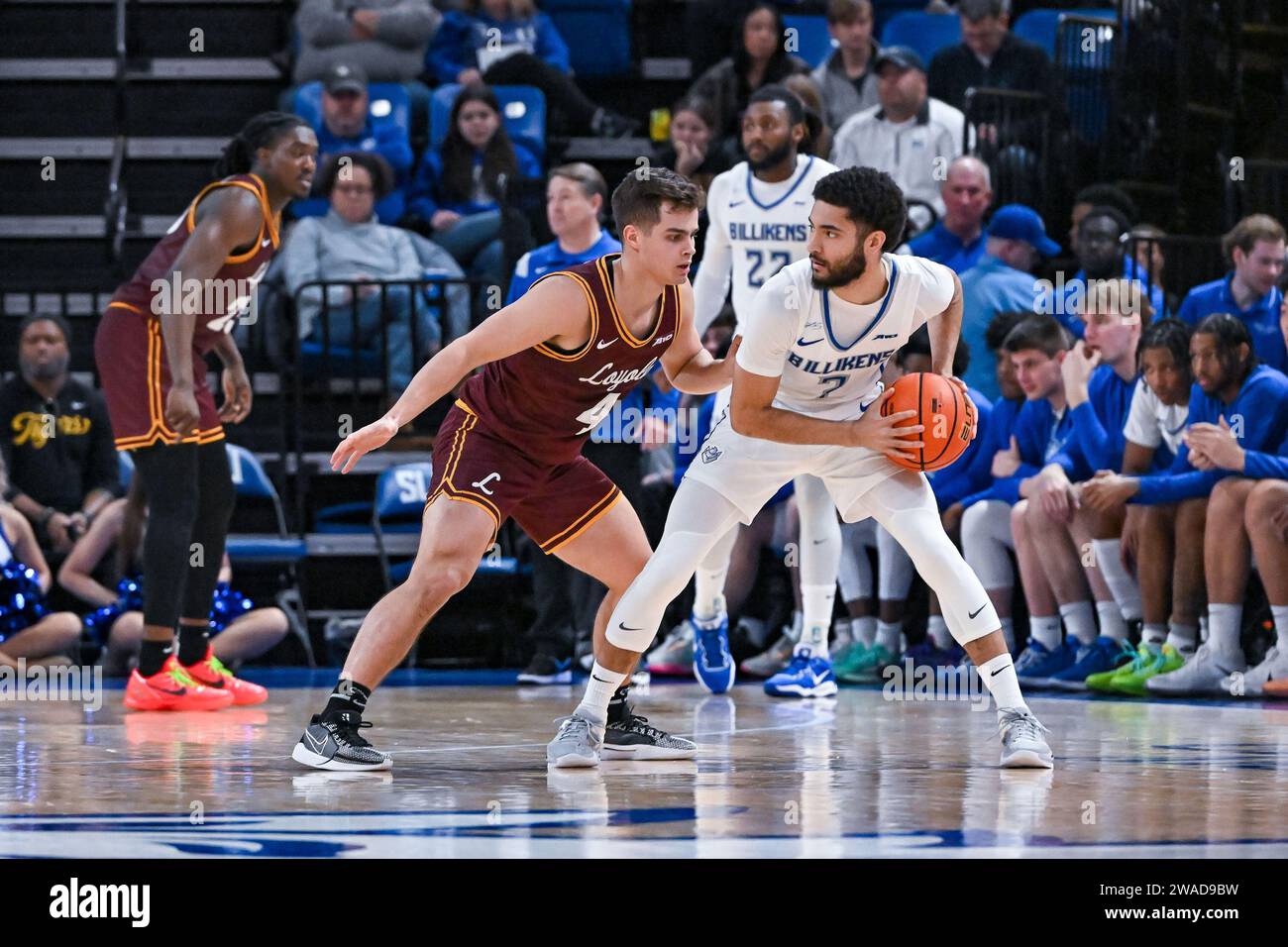 3. JANUAR 2024: Michael Meadows Jr. (7) sucht nach einem Stück, während er von Loyola (Il) Ramblers Wachmann Braden Norris (4) verteidigt wird, in einem regulären Saisonspiel, in dem die Loyola Chicago Ramblers die Saint Louis Billikens besuchten. In der Chaifetz Arena in St. Louis, MO am Mittwoch, den 03. Januar 2024 Richard Ulreich/CSM Stockfoto