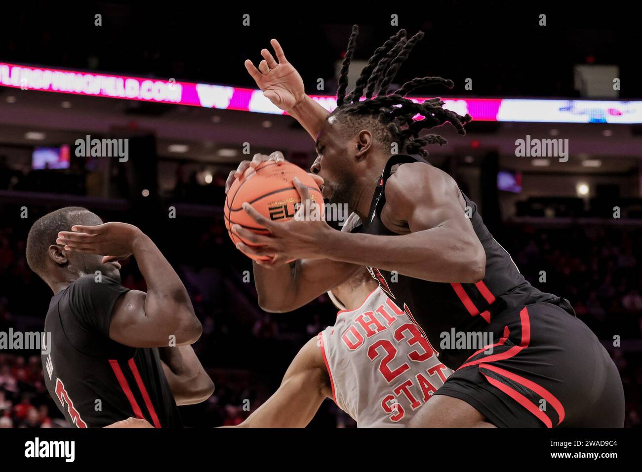 Columbus, Ohio, USA. Januar 2024. Clifford Omoruyi (11) kämpft um einen Rückschlag unter dem Korb während des Spiels zwischen den Rutgers Scarlett Knights und den Ohio State Buckeyes in der Value City Arena in Columbus, Ohio. (Kreditbild: © Scott Stuart/ZUMA Press Wire) NUR REDAKTIONELLE VERWENDUNG! Nicht für kommerzielle ZWECKE! Stockfoto