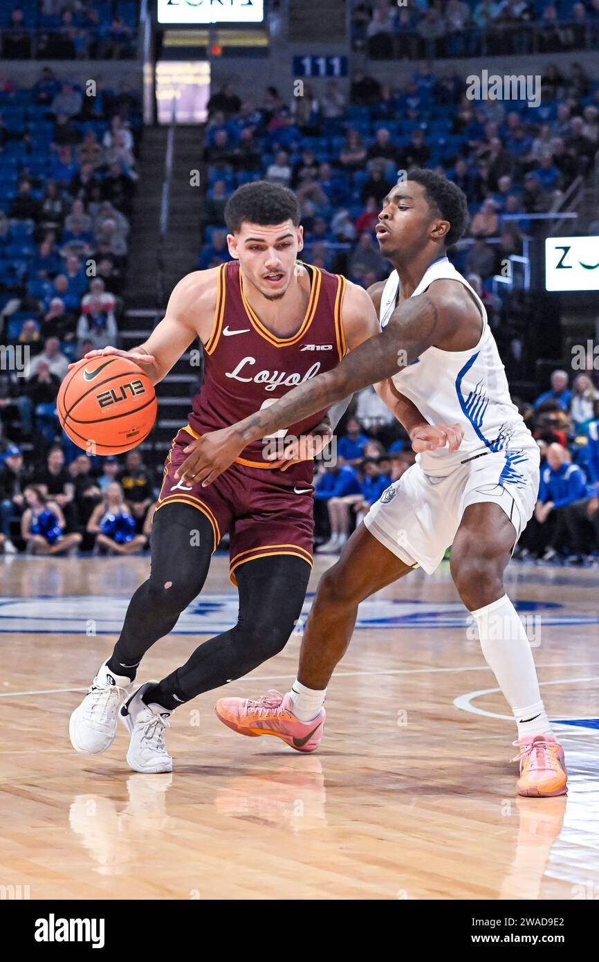 3. JANUAR 2024: Loyola (Il) Ramblers-Wachmann Jalen Quinn (2) fährt in einem regulären Saisonspiel, in dem die Loyola Chicago Ramblers die Saint Louis Billikens-Wachmann Cian Medley (1) besuchten, in den Korb. In der Chaifetz Arena in St. Louis, MO am Mittwoch, den 03. Januar 2024 Richard Ulreich/CSM Stockfoto