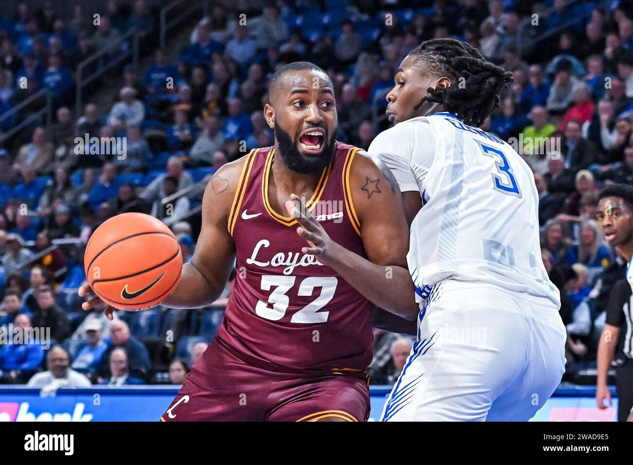 3. JANUAR 2024: Loyola (Il) Ramblers Forward Dame Adelekun (32) dreht sich um die Verteidigung von Saint Louis Billikens Forward Bradley Ezewiro (3) in einem regulären Saisonspiel, bei dem die Loyola Chicago Ramblers die Saint Louis Billikens besuchten. In der Chaifetz Arena in St. Louis, MO am Mittwoch, den 03. Januar 2024 Richard Ulreich/CSM Stockfoto