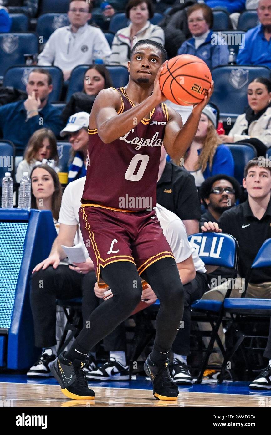 3. JANUAR 2024: Loyola (Il) Ramblers beschützt Desmond Watson (0), um in einem regulären Saisonspiel, in dem die Loyola Chicago Ramblers die Saint Louis Billikens besuchten, einen 3-Punkte-Schuss zu schießen. In der Chaifetz Arena in St. Louis, MO am Mittwoch, 03. Januar 2024 Richard Ulreich/CSM (Credit Image: © Richard Ulreich/Cal Sport Media) (Credit Image: © Richard Ulreich/Cal Sport Media) Stockfoto