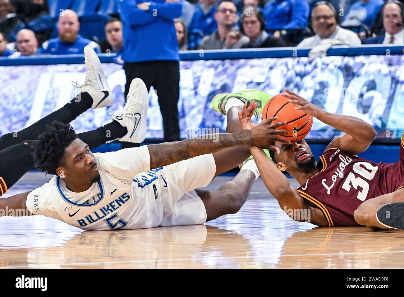 3. JANUAR 2024: Saint Louis Billikens Stürmer Tim Dalger (5) schlägt den Ball aus den Händen von Loyola (Il) Ramblers Stürmer Patrick Mwamba (30), da beide auf dem Boden zur Kontrolle in einem regulären Saisonspiel, in dem die Loyola Chicago Ramblers die Saint Louis Billikens besuchten, ausbreiten. In der Chaifetz Arena in St. Louis, MO am Mittwoch, den 03. Januar 2024 Richard Ulreich/CSM Stockfoto