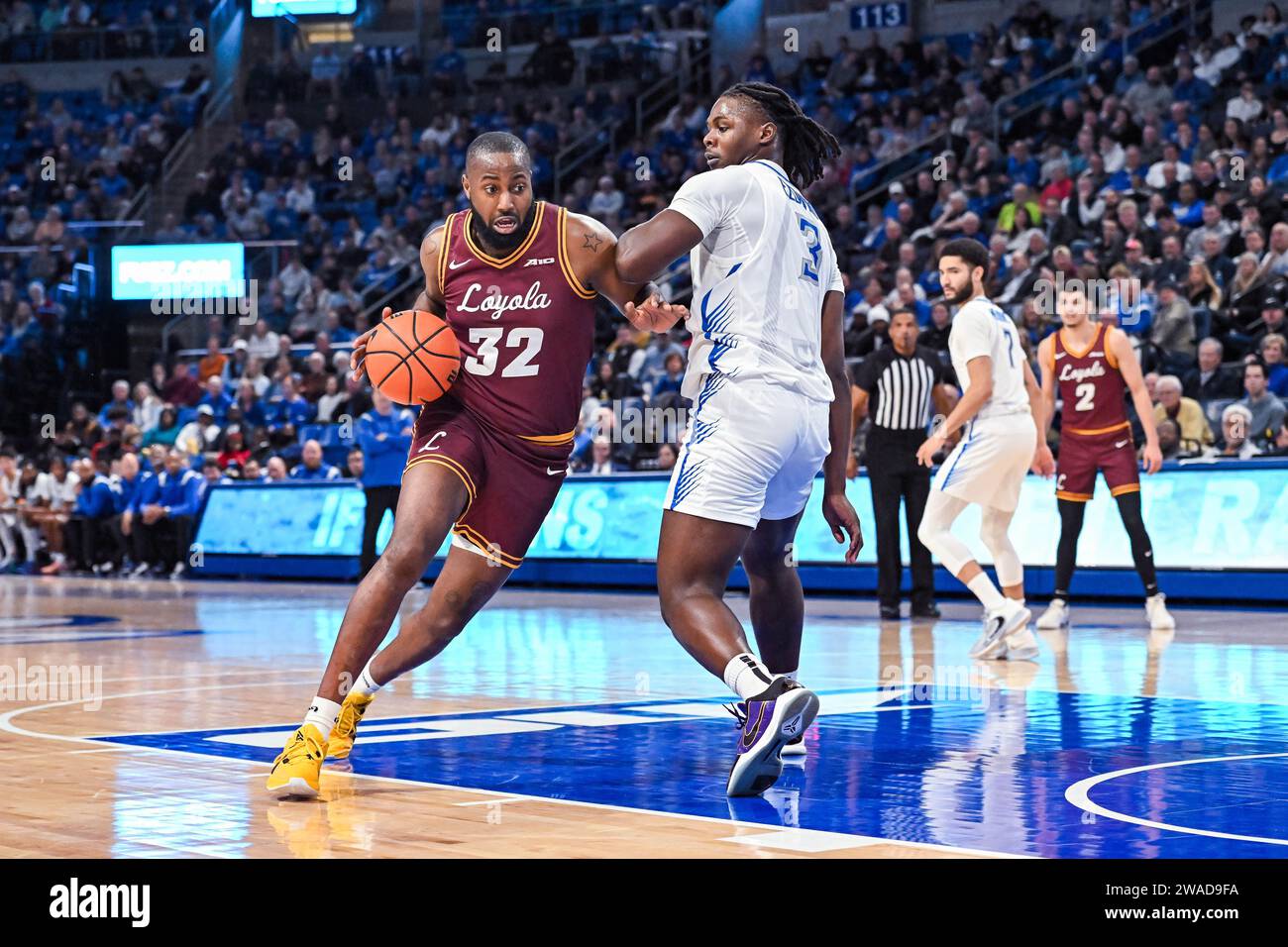 3. JANUAR 2024: Loyola (Il) Ramblers Forward Dame Adelekun (32) entzieht sich der Verteidigung von Saint Louis Billikens Forward Bradley Ezewiro (3) in einem regulären Saisonspiel, in dem die Loyola Chicago Ramblers die Saint Louis Billikens besuchten. In der Chaifetz Arena in St. Louis, MO am Mittwoch, den 03. Januar 2024 Richard Ulreich/CSM Stockfoto