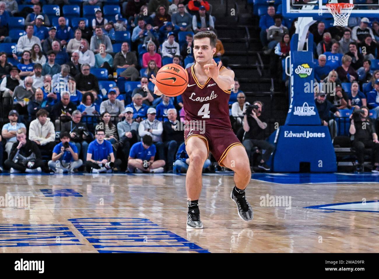 3. JANUAR 2024: Loyola (Il) Ramblers Guard Braden Norris (4) übergibt den Ball in einem regulären Saisonspiel, bei dem die Loyola Chicago Ramblers die Saint Louis Billikens besuchten. In der Chaifetz Arena in St. Louis, MO am Mittwoch, den 03. Januar 2024 Richard Ulreich/CSM Stockfoto