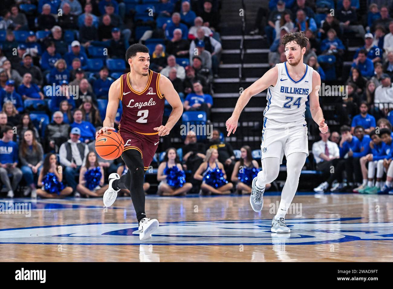 3. JANUAR 2024: Loyola (Il) Ramblers Garde Jalen Quinn (2) stürzt in einem regulären Saisonspiel gegen die Verteidigung von Saint Louis Billikens Garde Gibson Jimerson (24), bei dem die Loyola Chicago Ramblers die Saint Louis Billikens besuchten. In der Chaifetz Arena in St. Louis, MO am Mittwoch, den 03. Januar 2024 Richard Ulreich/CSM Stockfoto