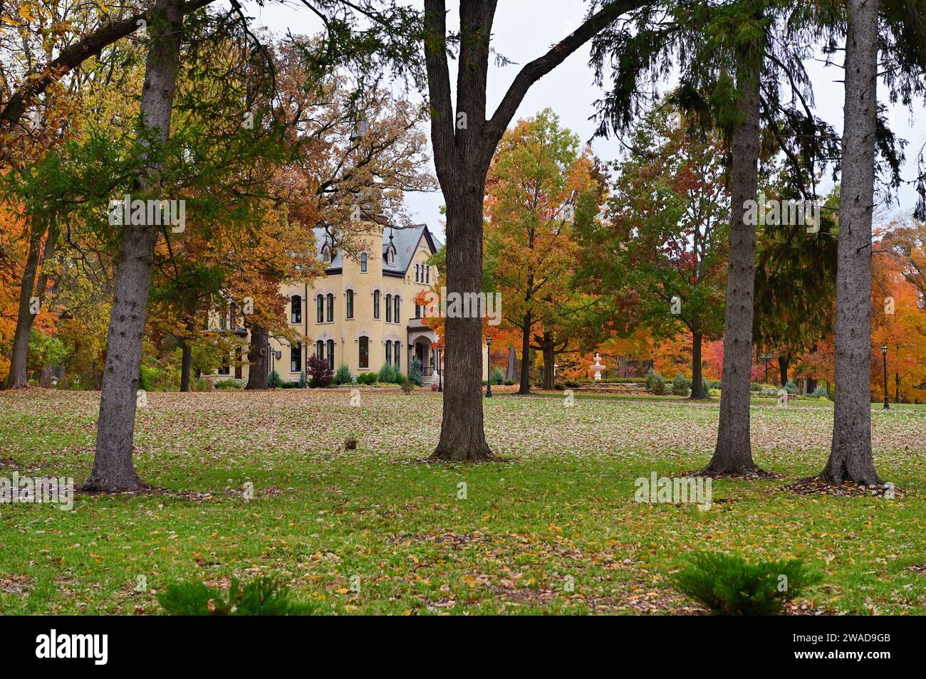 Wayne, Illinois, USA: Ein großes Landgut auf einem bewaldeten Grundstück zeigt die Farben und das Gefühl des Herbstes. Stockfoto