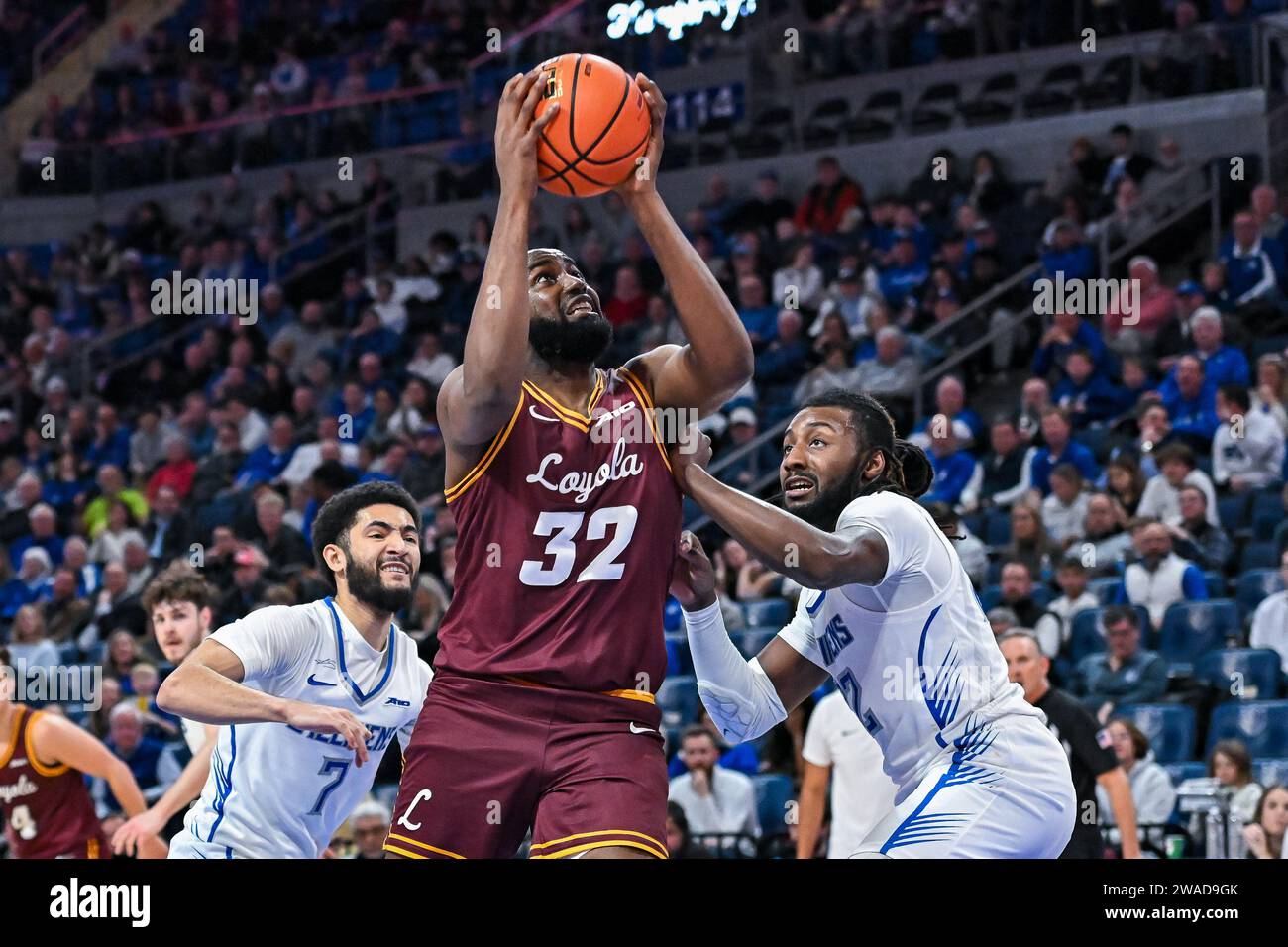 3. JANUAR 2024: Loyola (Il) Ramblers Stürmer Dame Adelekun (32) rutscht an Saint Louis Billikens Stürmer Terrence Hargrove Jr. (22) vorbei und wirft einen Schuss in einem regulären Saisonspiel, bei dem die Loyola Chicago Ramblers die Saint Louis Billikens besuchten. In der Chaifetz Arena in St. Louis, MO am Mittwoch, den 03. Januar 2024 Richard Ulreich/CSM Stockfoto