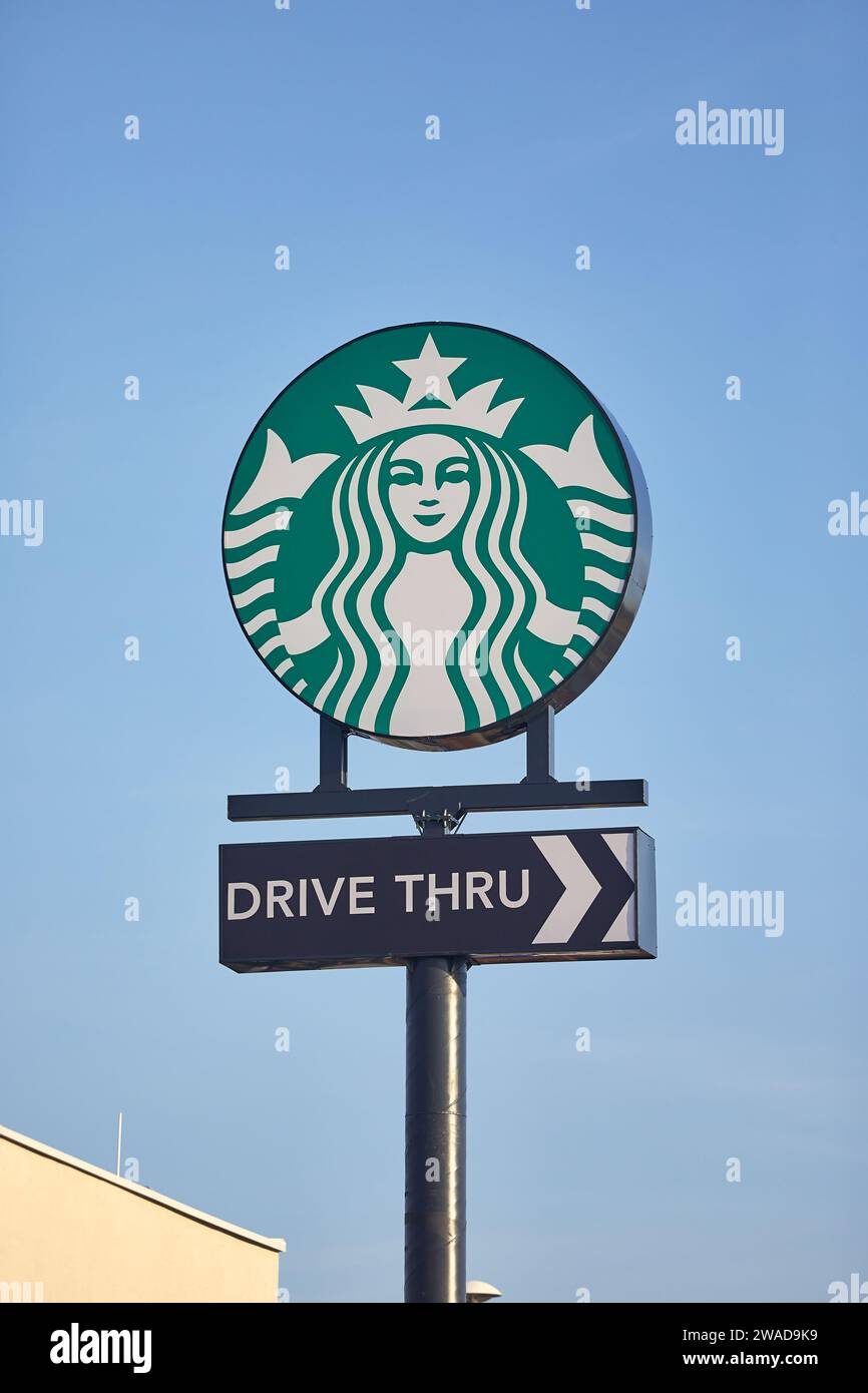 Starbucks fährt durch das Café-Schild gegen den blauen Himmel Stockfoto