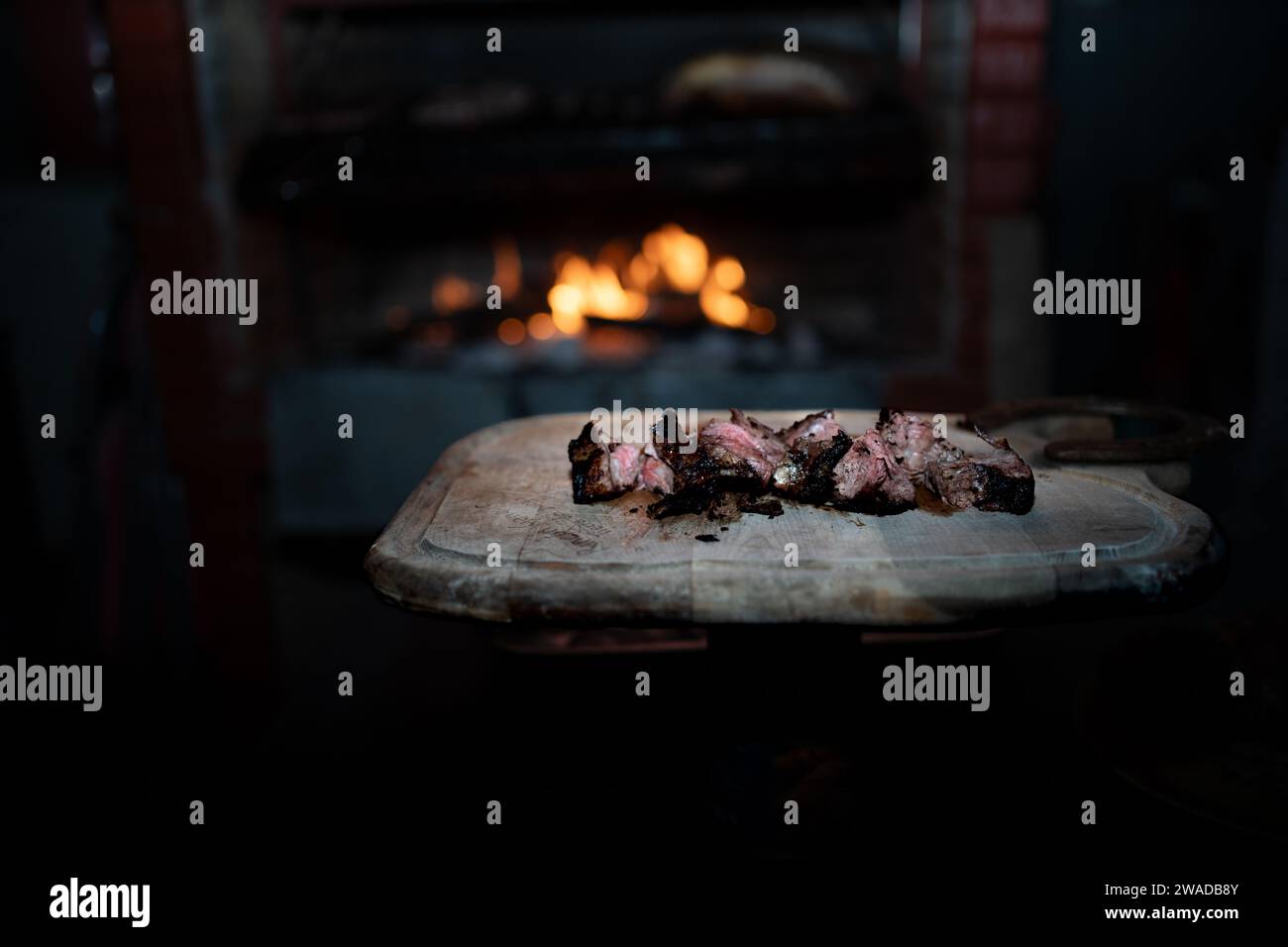 Gegrilltes Fleisch mit Feuer im Hintergrund Stockfoto