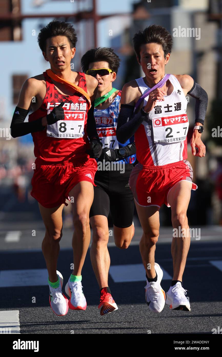 Gunma, Japan. Januar 2024. (L bis R) Yuma Nishizawa (), Shogo Nakamura () Ekiden : Neujahr Ekiden 2024 68. All Japan Industrial Ekiden Race in Gunma, Japan. Quelle: YUTAKA/AFLO SPORT/Alamy Live News Stockfoto