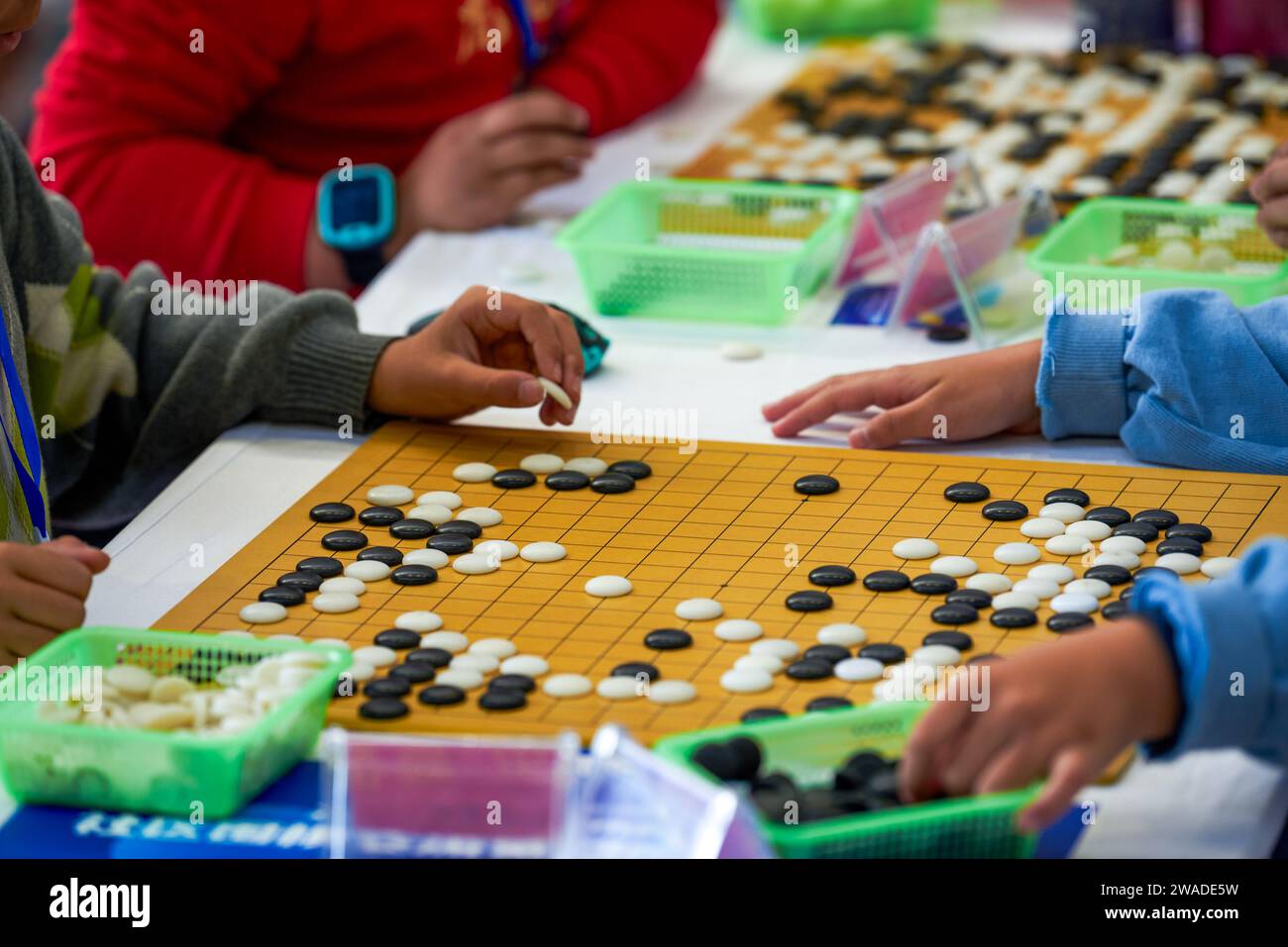 Zwei Leute spielen Go in einer Wettkampfszene Stockfoto