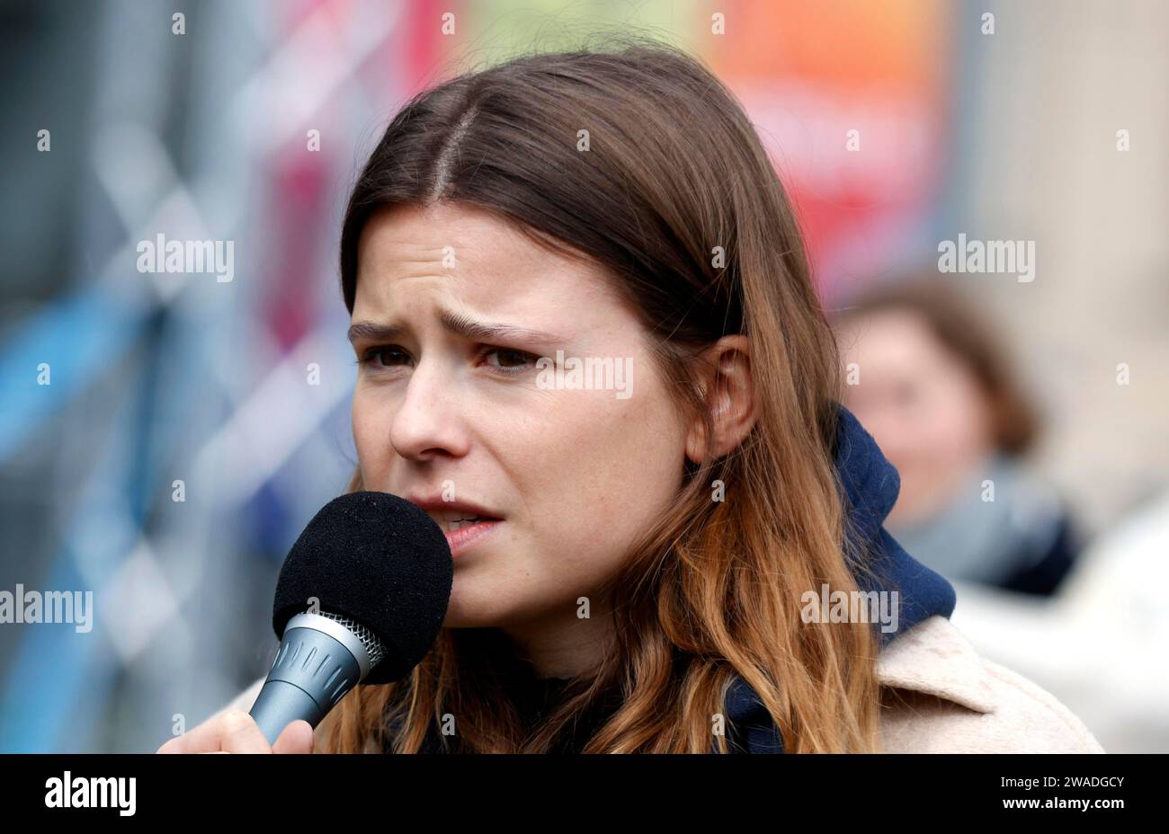 Luisa Neubauer spricht während einer Demonstration von Fridays for Future für die Einhaltung der Klimaziele und den Rücktritt des Verkehrsministers Stockfoto