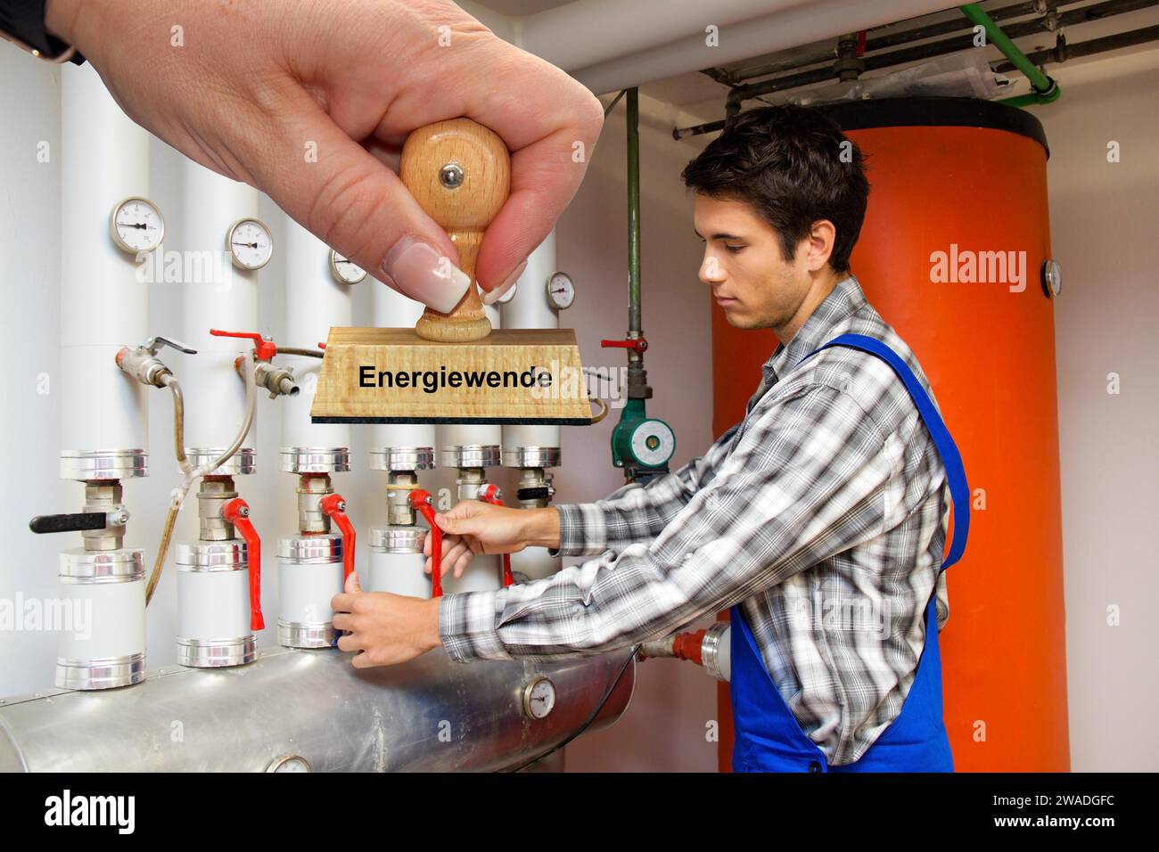 Junger Heizungstechniker im Kesselraum unterhält ein Heizsystem, Energiewende, Flüssiggas, Bundesrepublik Deutschland Stockfoto