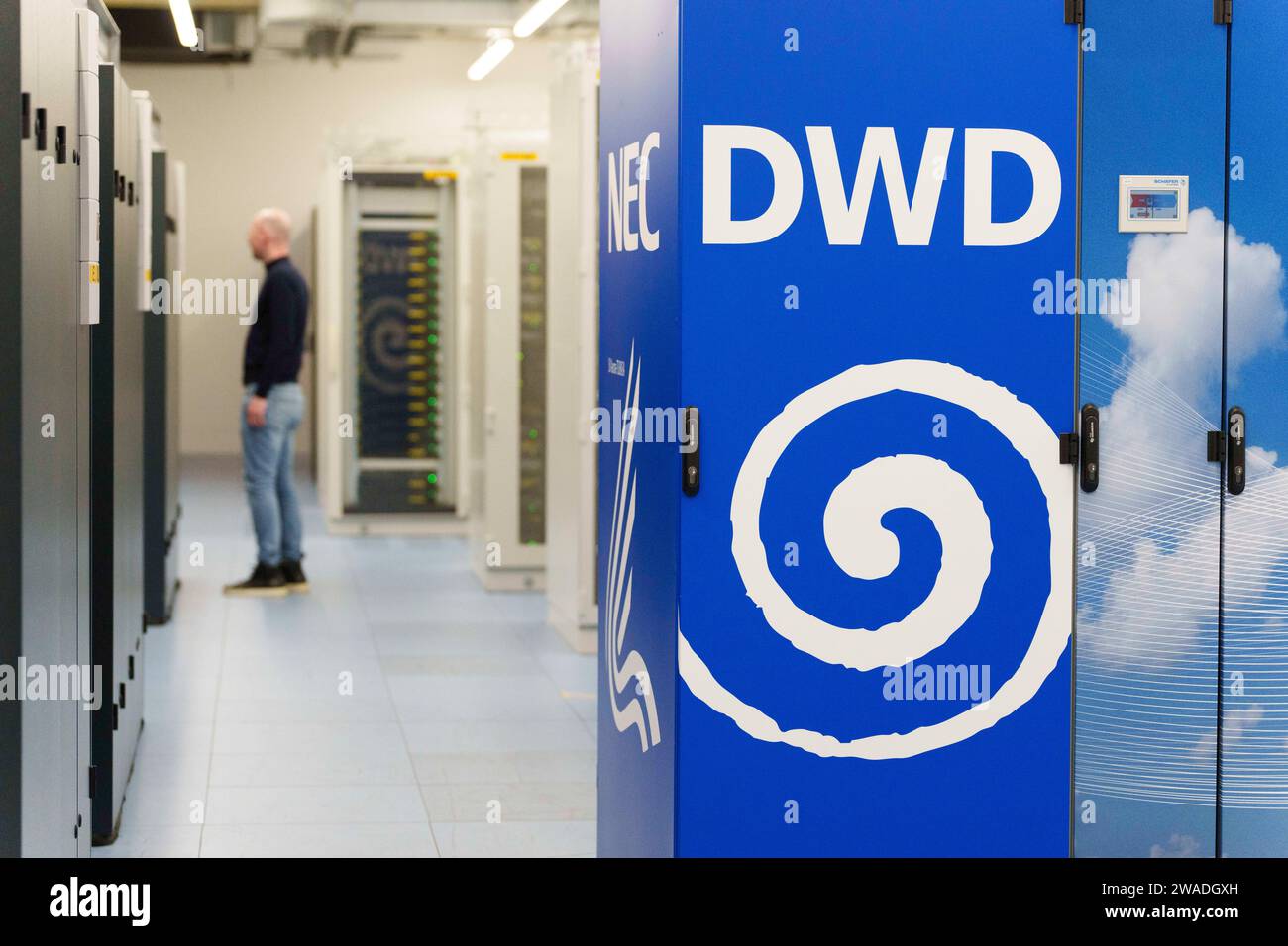 Offenbach, Deutschland. Dezember 2023. Computerschränke tragen das DWD-Logo. Der Deutsche Wetterdienst (DWD) betreibt seit 1966 ein eigenes Computerzentrum. Das DWD-Mainframe-Rechenzentrum wird für die sehr rechenintensiven Wettervorhersagen genutzt und benötigt alle fünf bis sieben Jahre komplett neue Hochleistungs-Computersysteme. Darlegung: Andreas Arnold/dpa/Alamy Live News Stockfoto