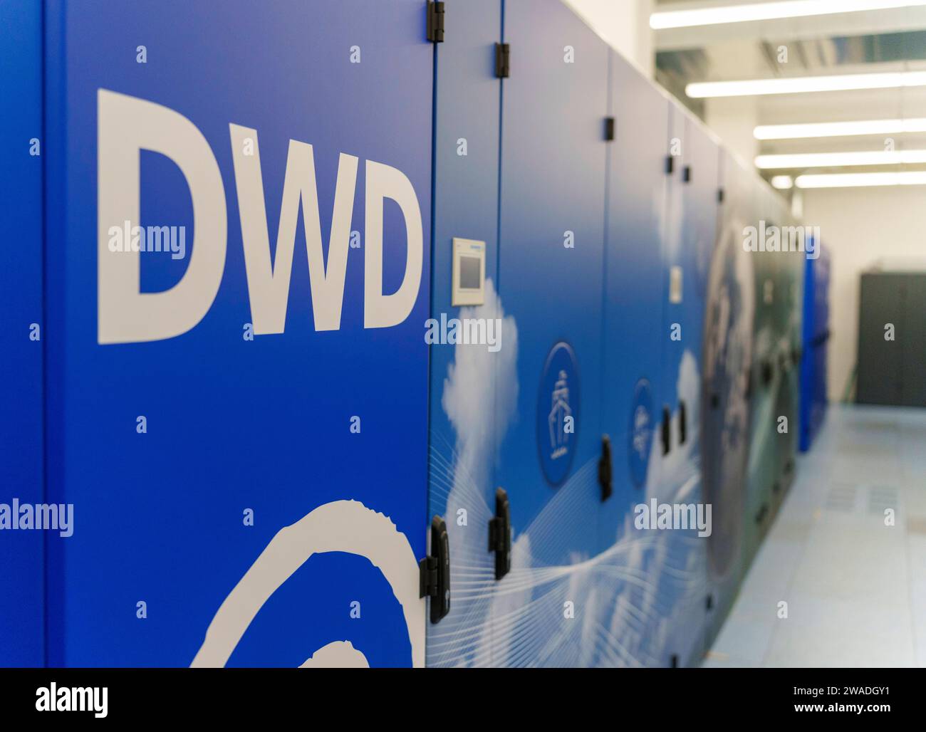 Offenbach, Deutschland. Dezember 2023. Computerschränke tragen das DWD-Logo. Der Deutsche Wetterdienst (DWD) betreibt seit 1966 ein eigenes Computerzentrum. Das DWD-Mainframe-Rechenzentrum wird für die sehr rechenintensiven Wettervorhersagen genutzt und benötigt alle fünf bis sieben Jahre komplett neue Hochleistungs-Computersysteme. Darlegung: Andreas Arnold/dpa/Alamy Live News Stockfoto