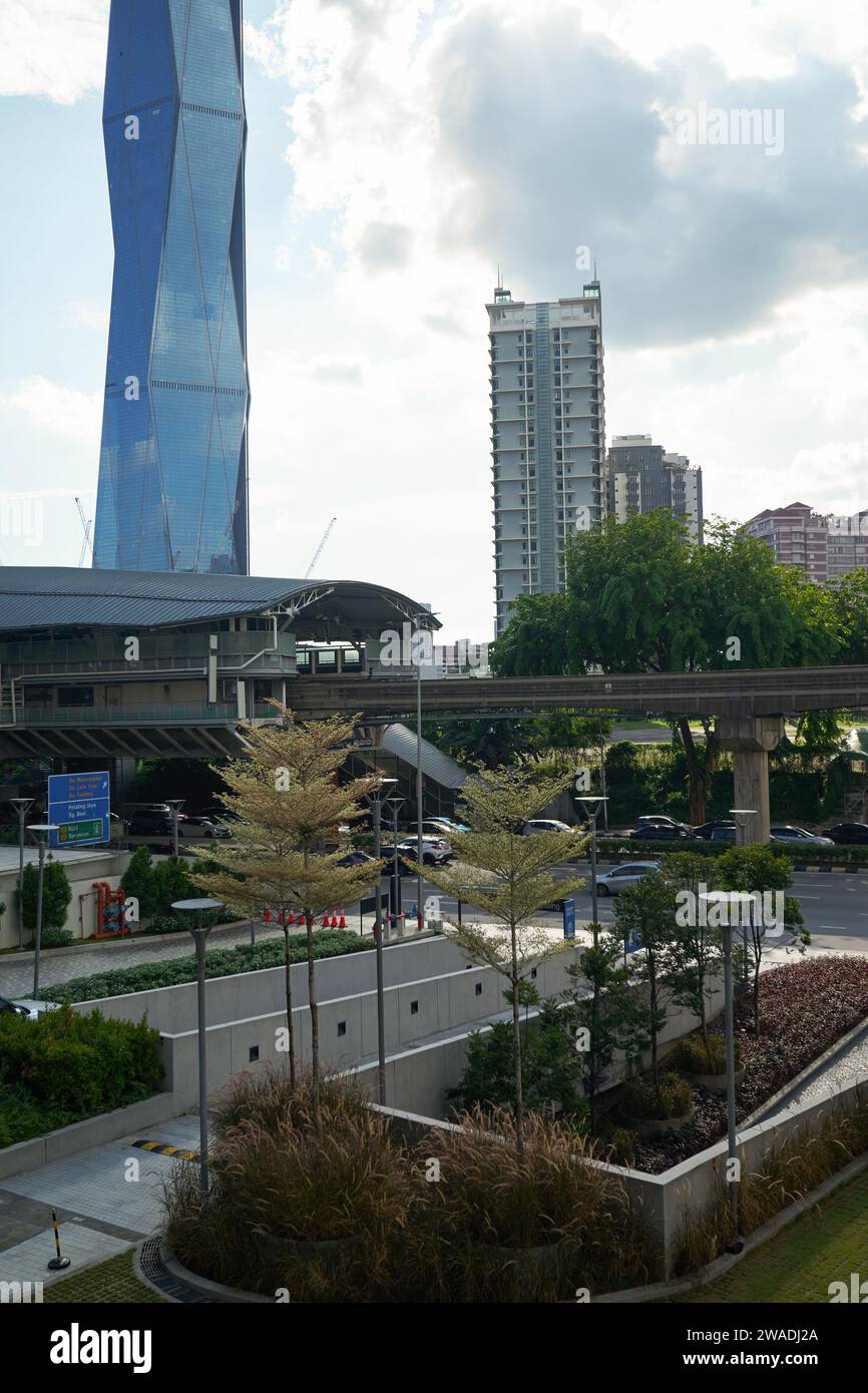 KUALA LUMPUR, MALAYSIA - 27. MAI 2023: Blick auf den Bahnhof Hang Tuah mit Merdeka 118 im Hintergrund in Kuala Lumpur. Stockfoto