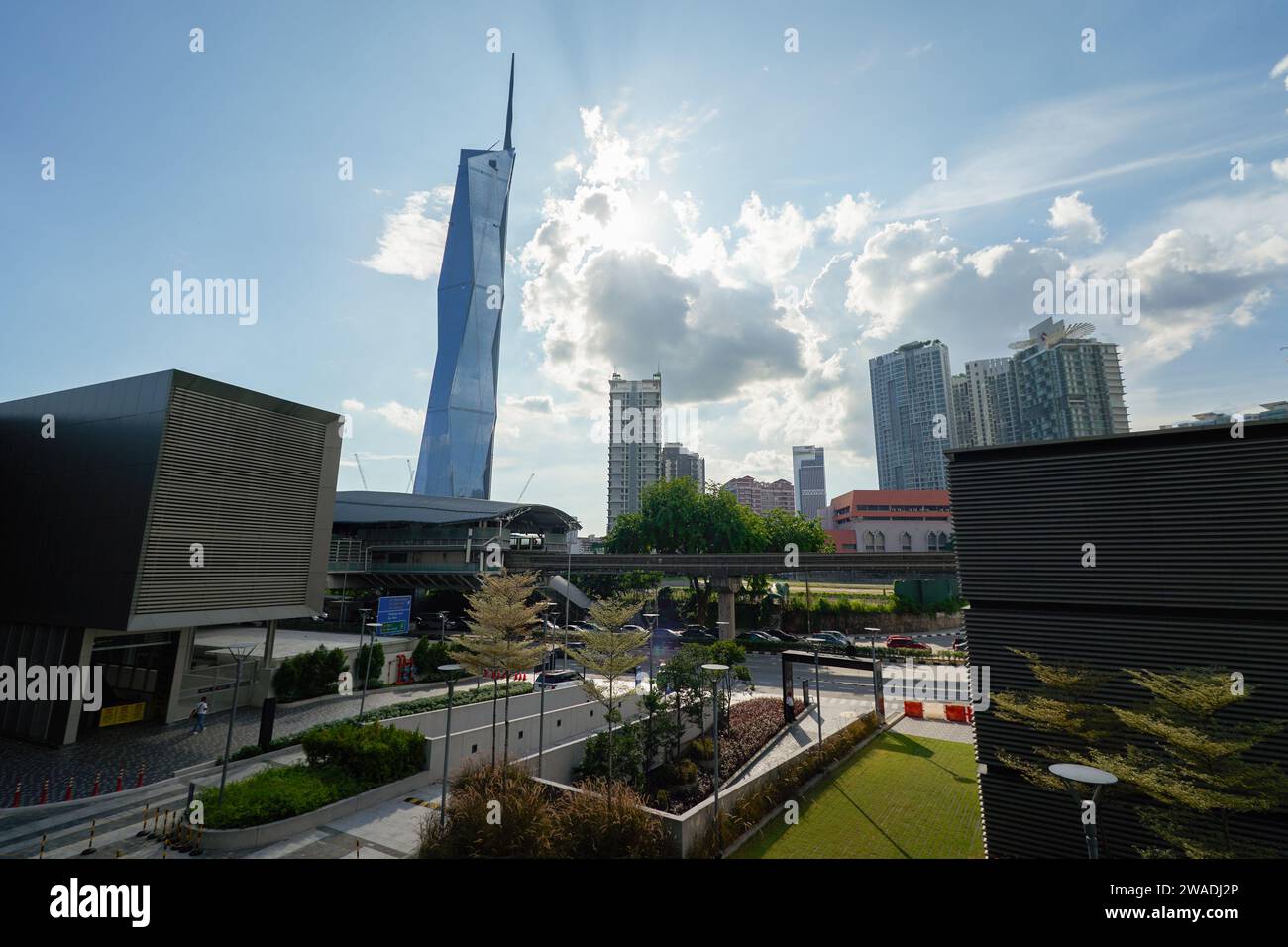KUALA LUMPUR, MALAYSIA - 27. MAI 2023: Blick auf den Bahnhof Hang Tuah mit Merdeka 118 im Hintergrund in Kuala Lumpur. Stockfoto