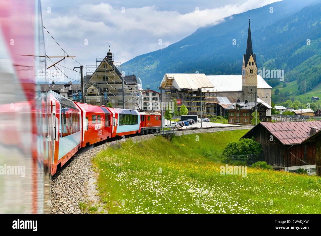 Zermatt 24.5,2023: Glacier Express Rote schweizer Bahn in den Schweizer Alpen. Zermatt nach St. Moritz. Schweiz im Sommer Stockfoto