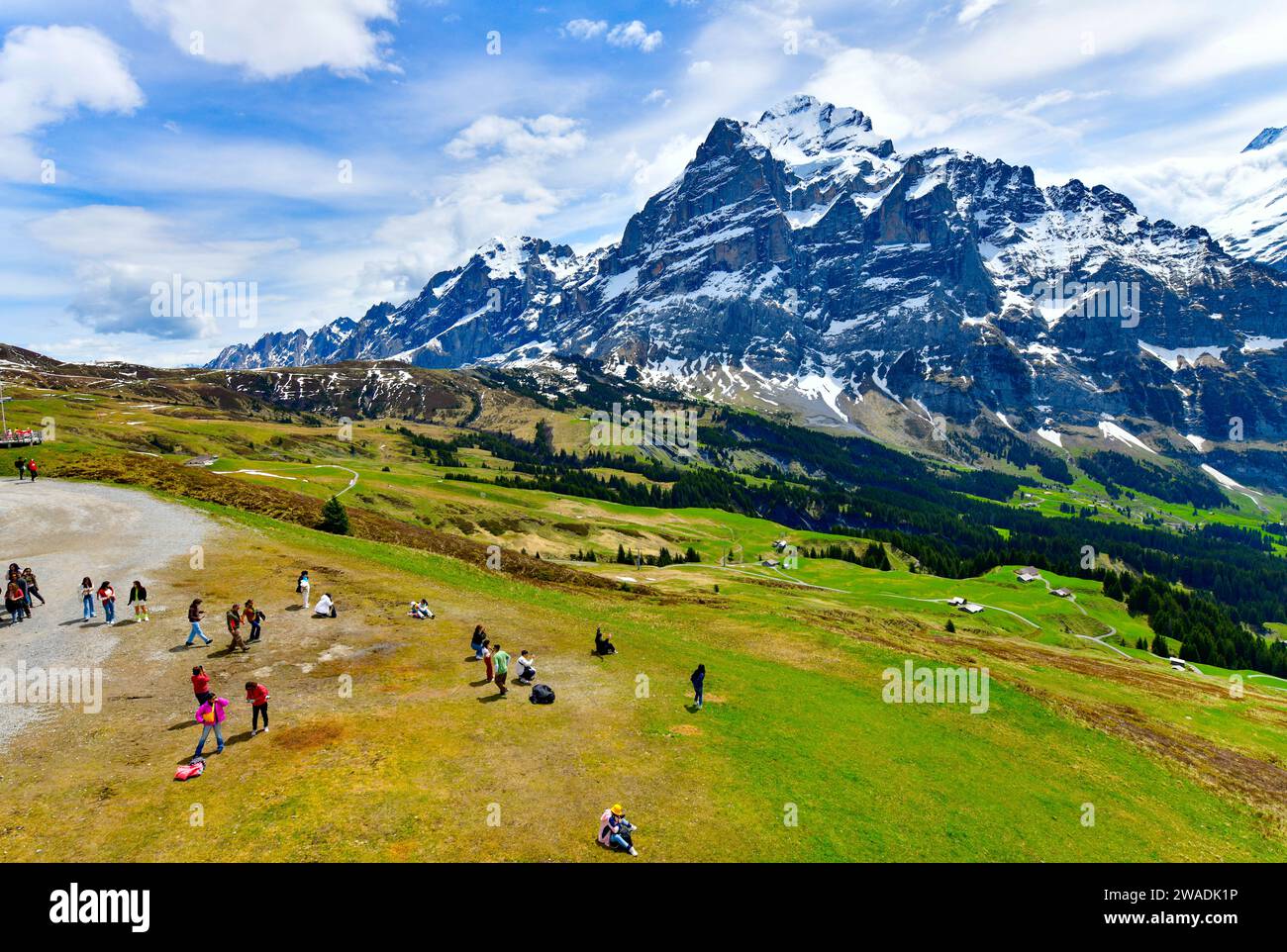 Grindelwald - 23. Mai 2023: Touristen ruhen sich aus und machen Fotos Landschaft Alpenblick in den Sommerbergen rund um Grindelwald, Schweiz Stockfoto